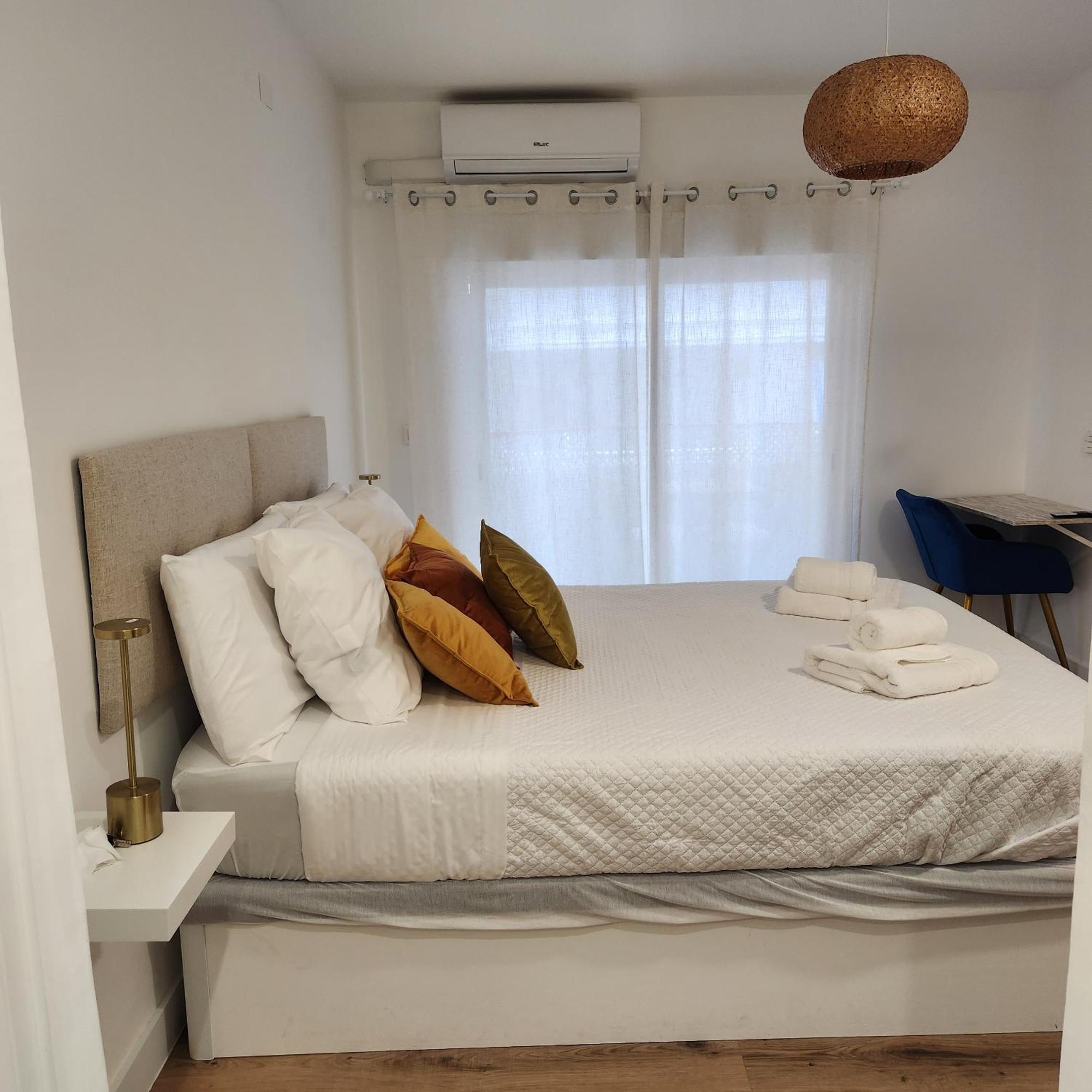 Modern 5 Min To & Dining Apartment *