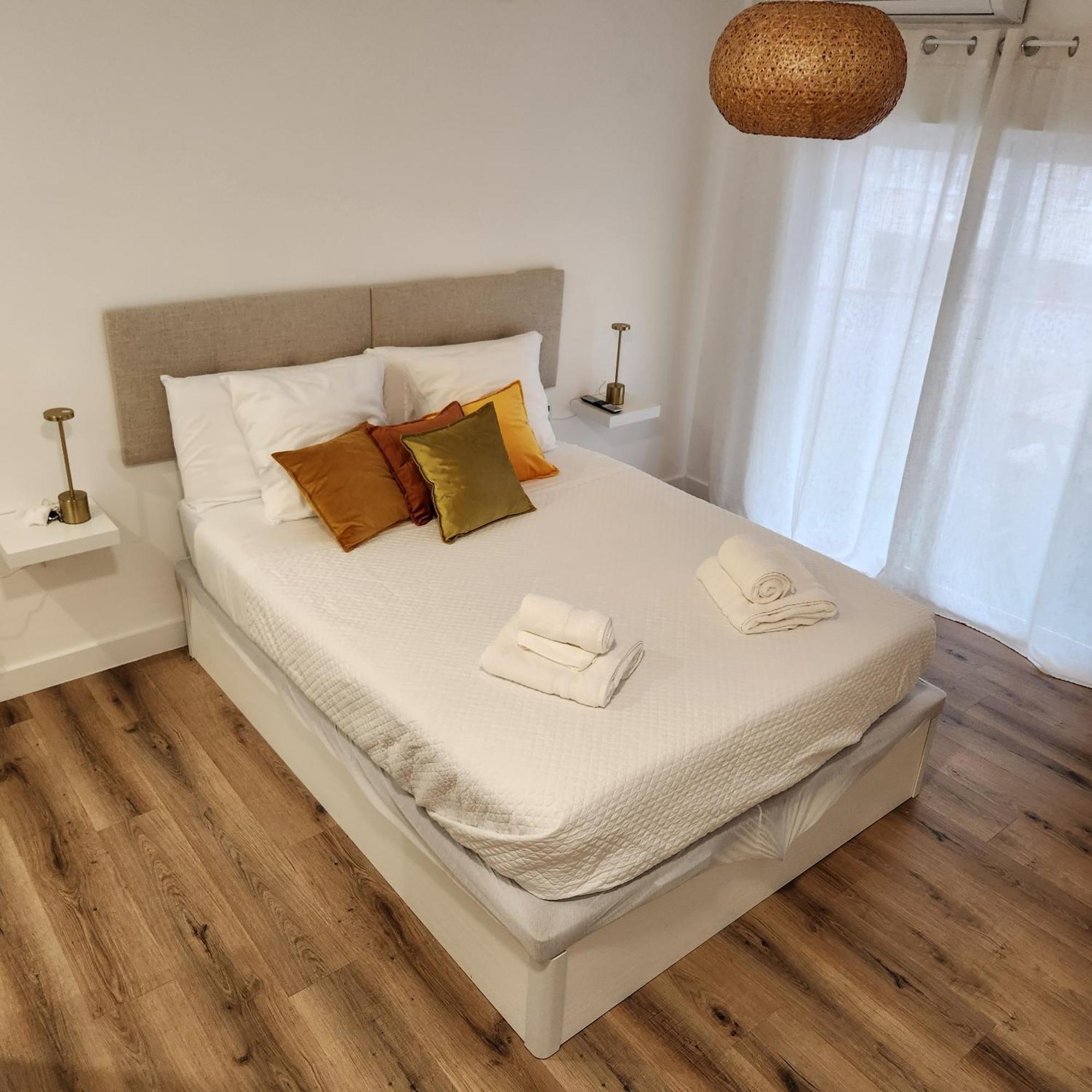 Modern 5 Min To & Dining Apartment *