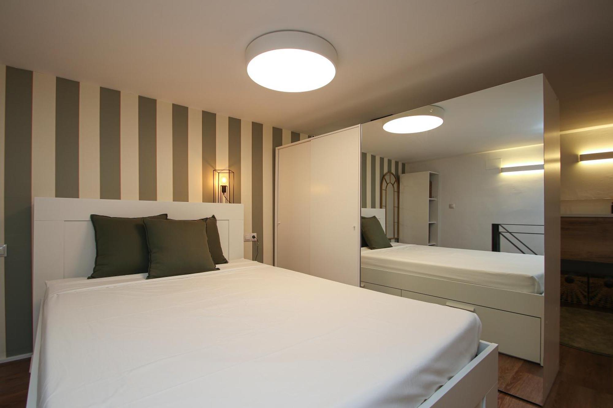 New! Luxurious & Chic Duplex Next To The Cathedral Apartment *