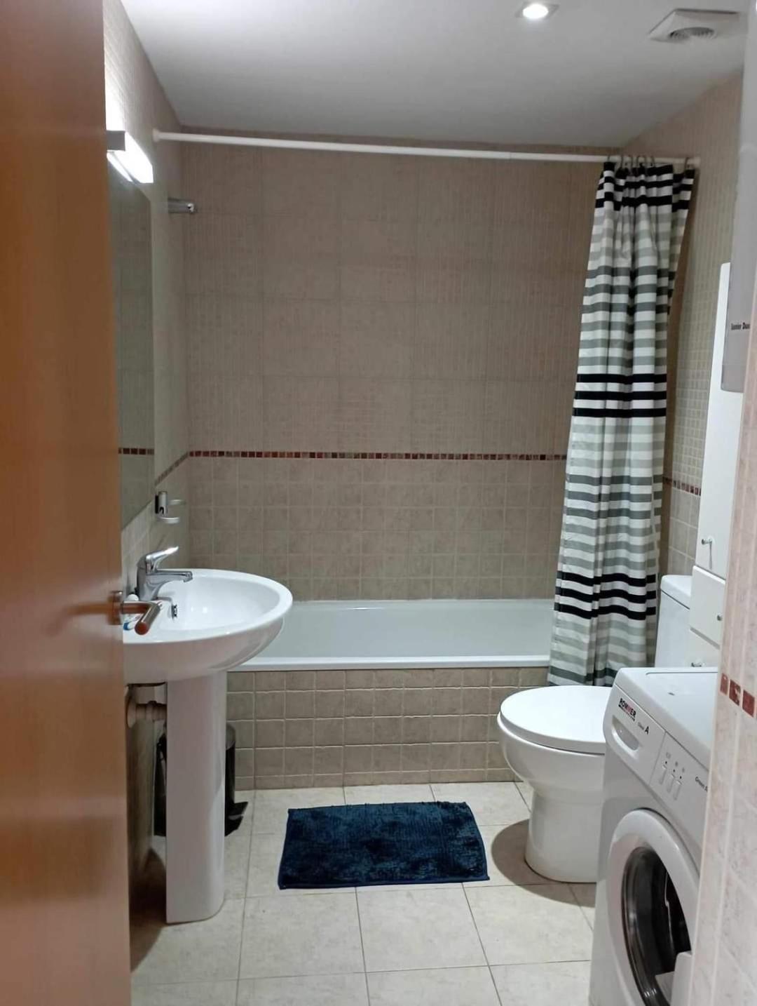 Apartment Proche Commerces Avec Grande Terrasse Et Piscine *