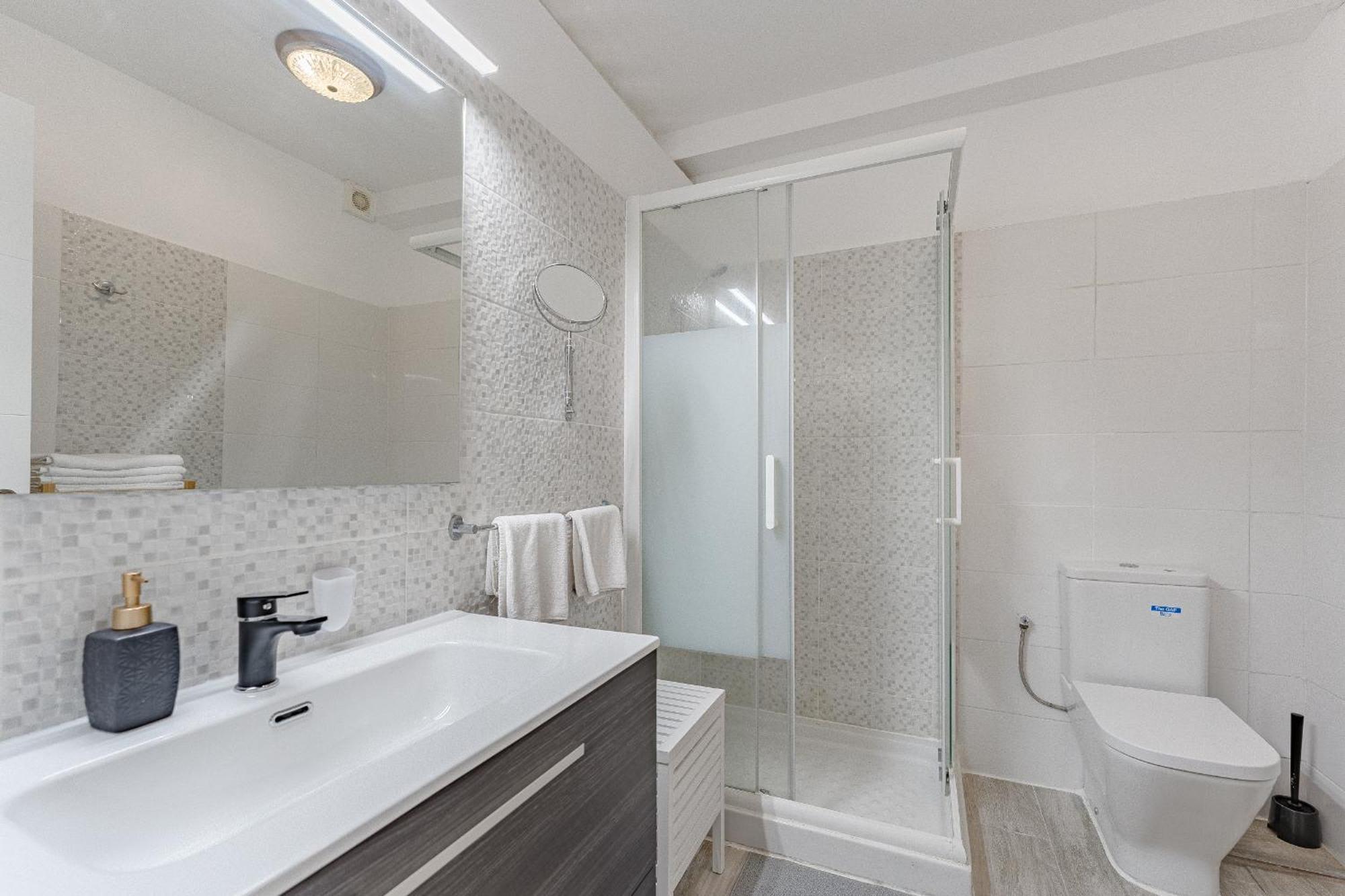 Primavera Tranquil Retreat 2-bedroom With Balcony, Garden View & Fiber Wifi Apartamento
