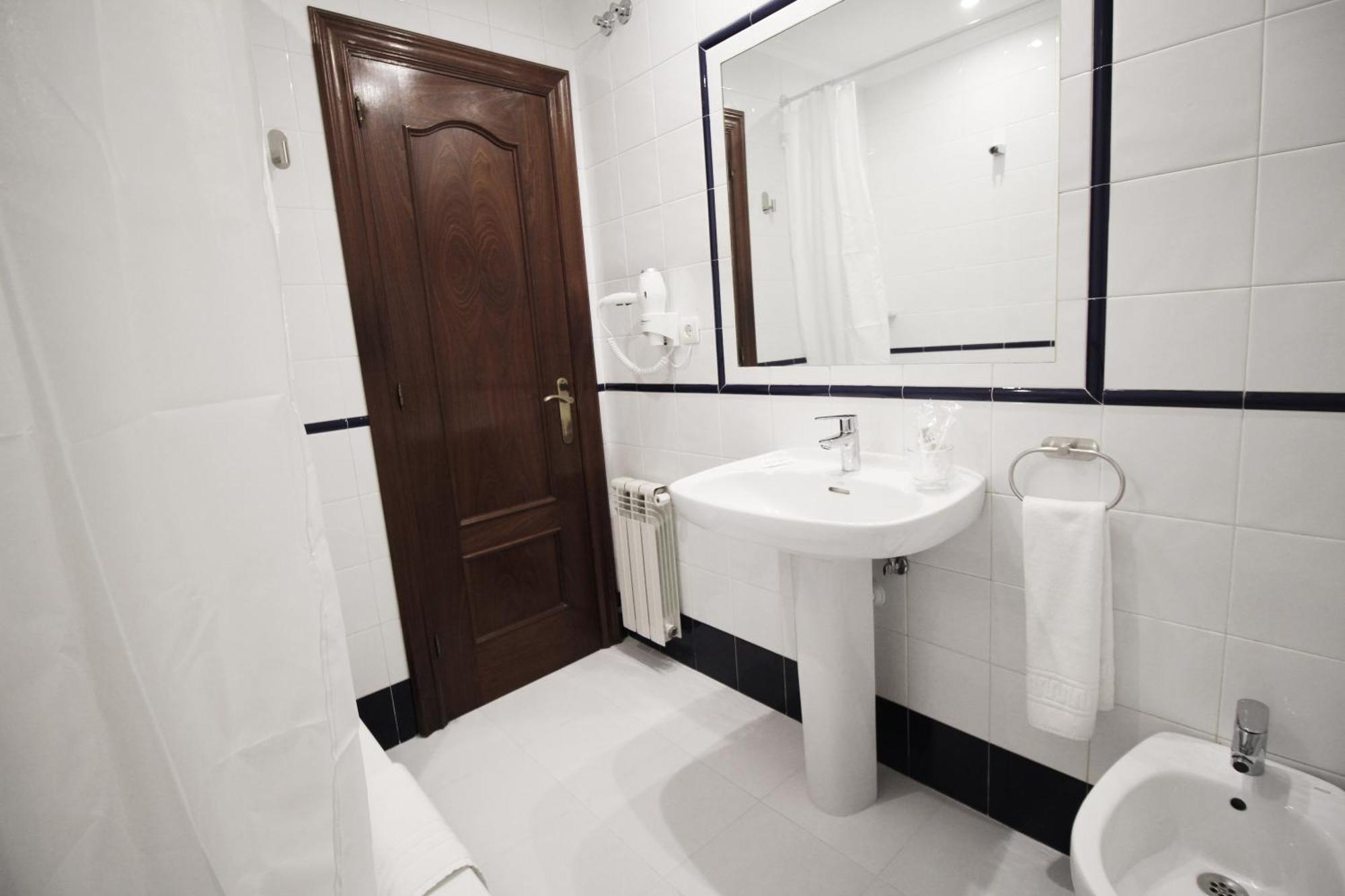 De Adarzo Auto Check Guest house Santander