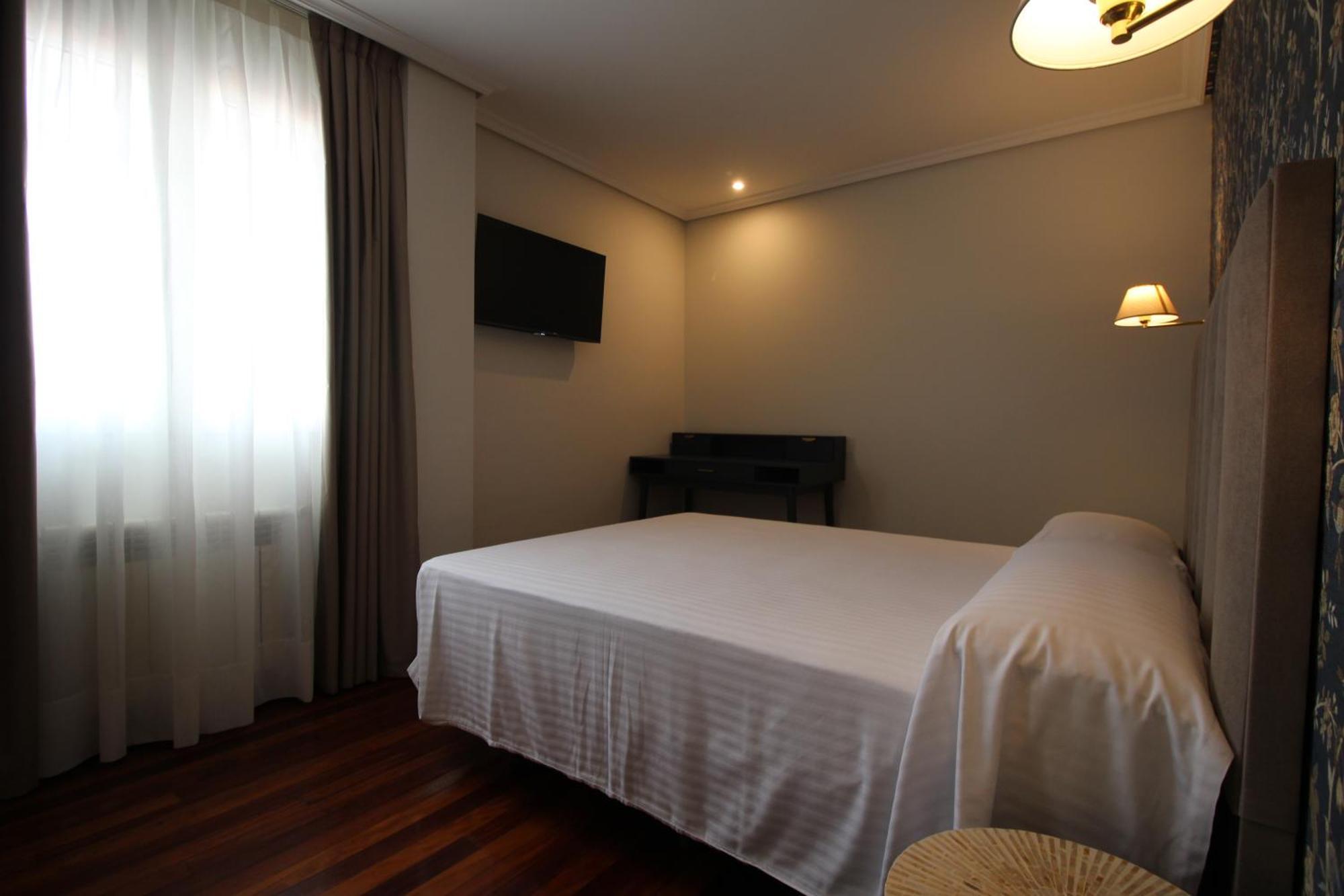 De Adarzo Auto Check Guest house Santander