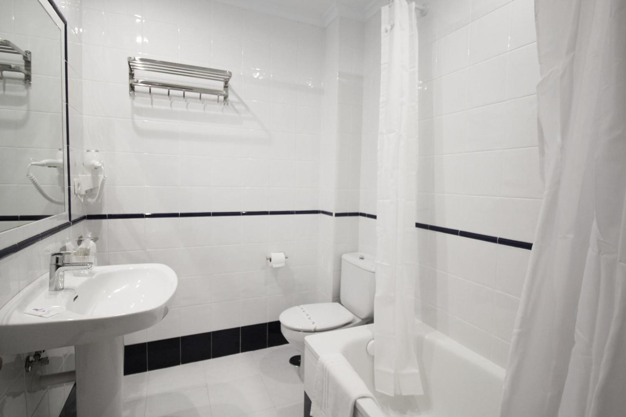 De Adarzo Auto Check Guest house Santander