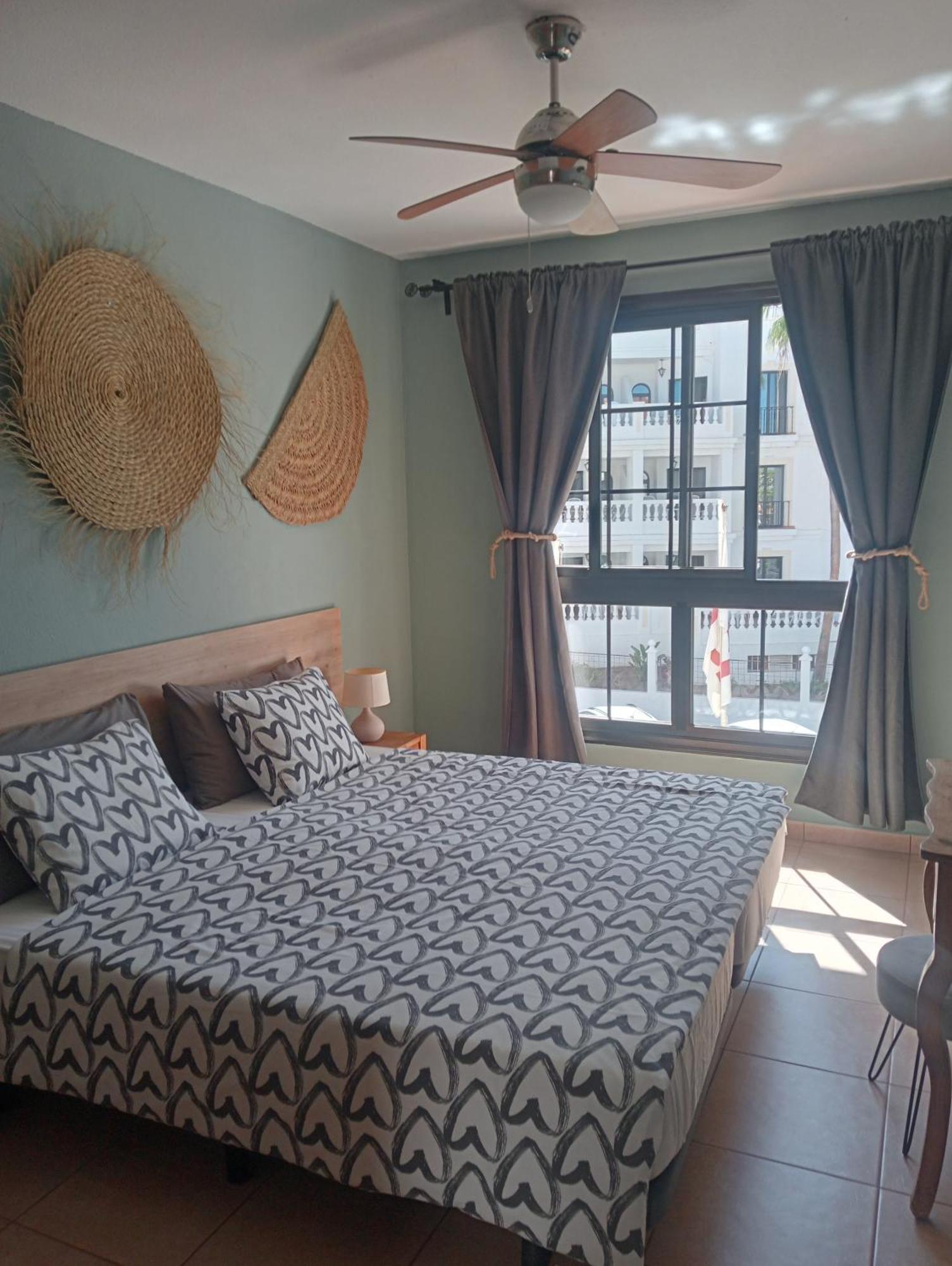 Greatly Located With Heated Pool, Cristianos Apartamento *