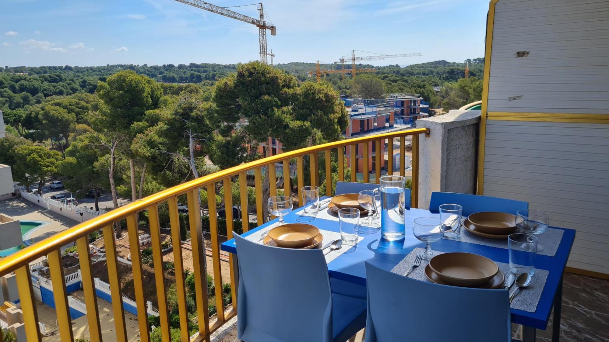 Apartment Con Piscina En *