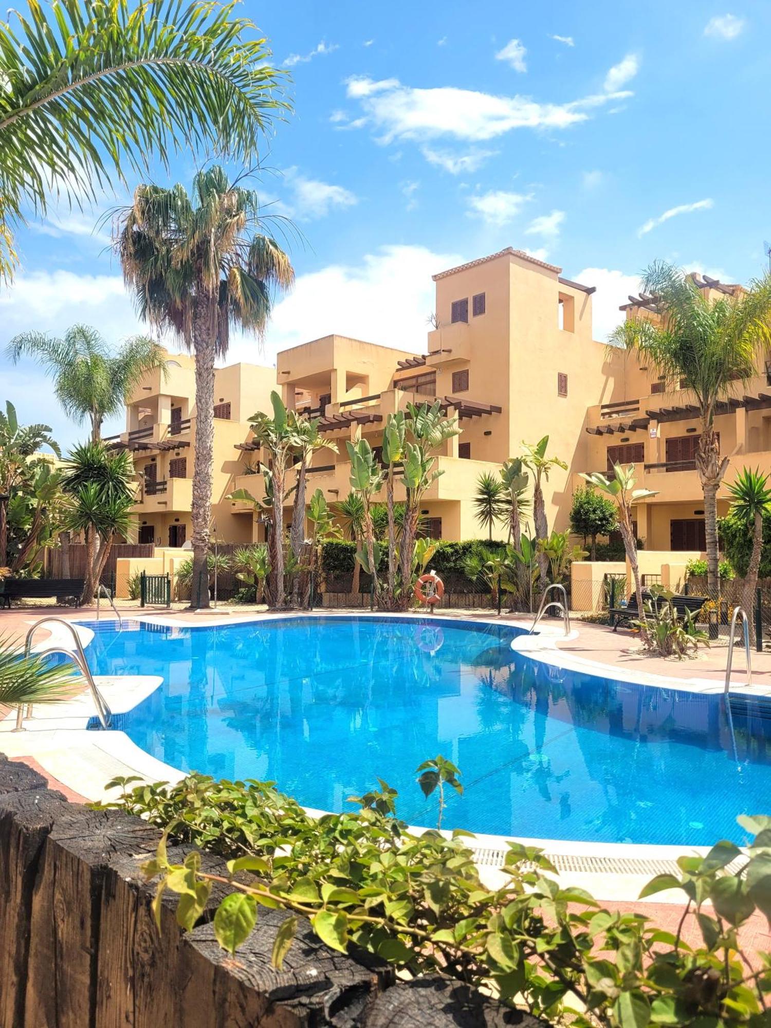 Bajo Con Terraza Espectacular Al Lado De La Playa Y Con Acceso Directo A La Piscina! *