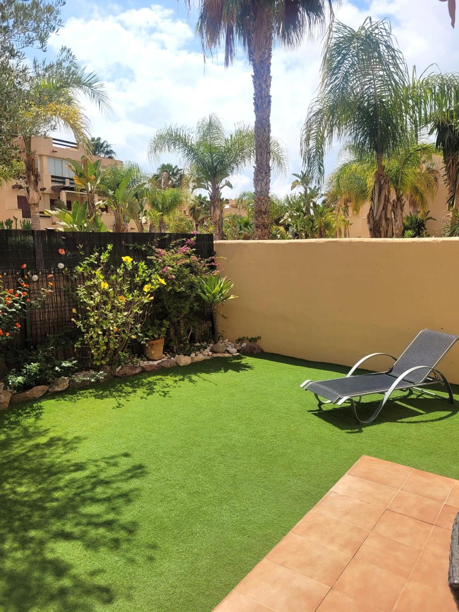 Bajo Con Terraza Espectacular Al Lado De La Playa Y Con Acceso Directo A La Piscina! *