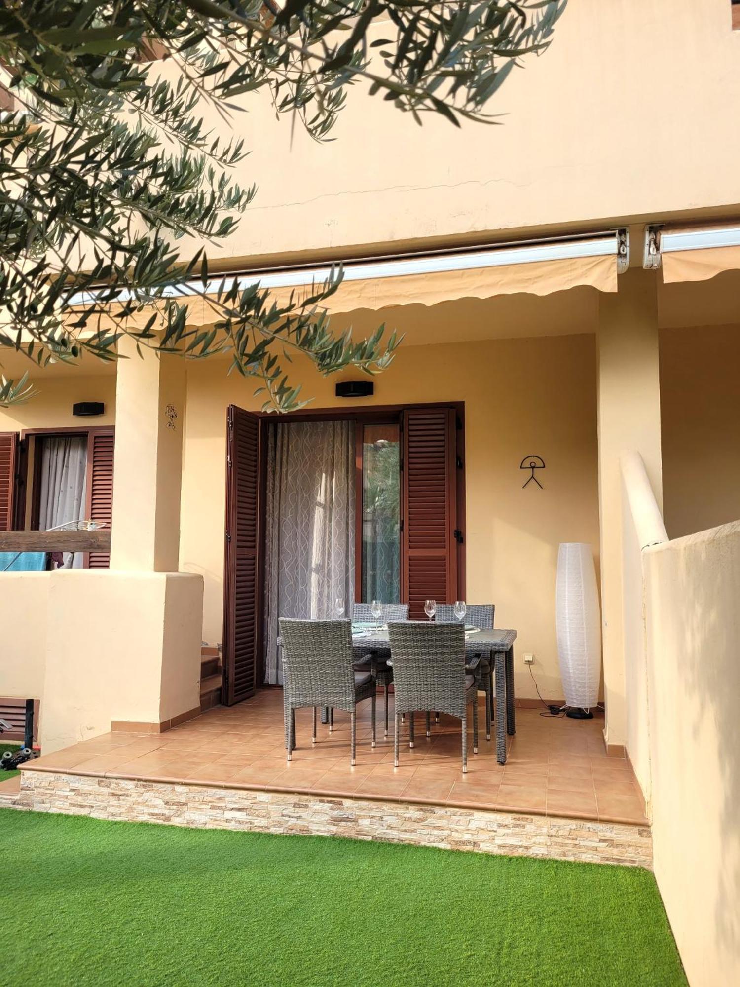 Apartamento Bajo Con Terraza Espectacular Al Lado De La Playa Y Con Acceso Directo A La Piscina! *
