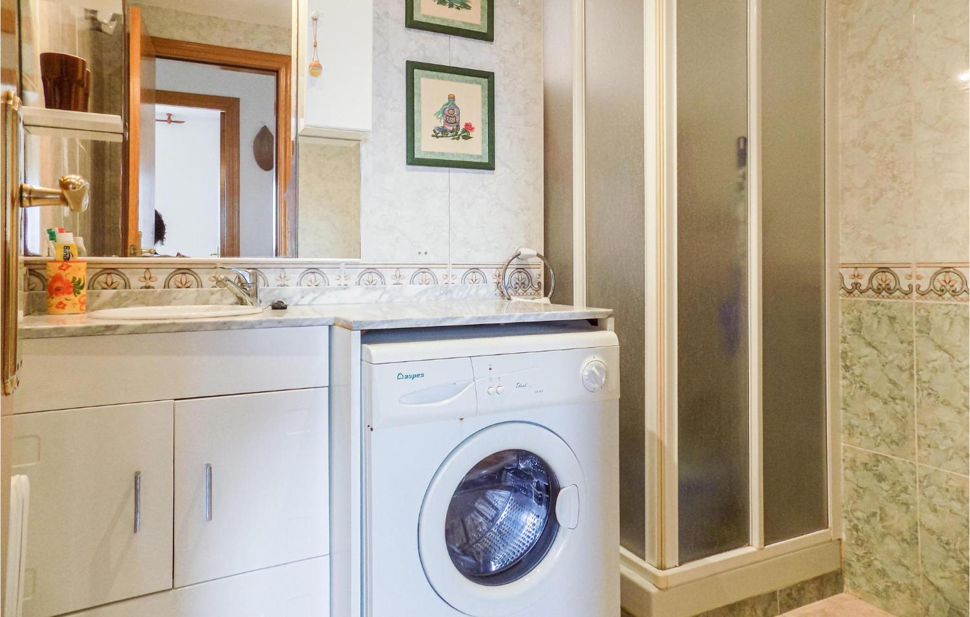2 Bedroom Beautiful In Apartment *