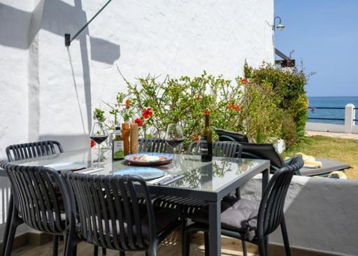 Newly Renovated 2 Bedroom Beachfront House Apartment