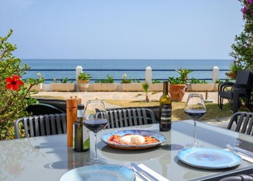 Newly Renovated 2 Bedroom Beachfront House Apartment