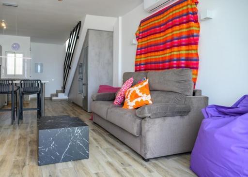 Newly Renovated 2 Bedroom Beachfront House Apartment *