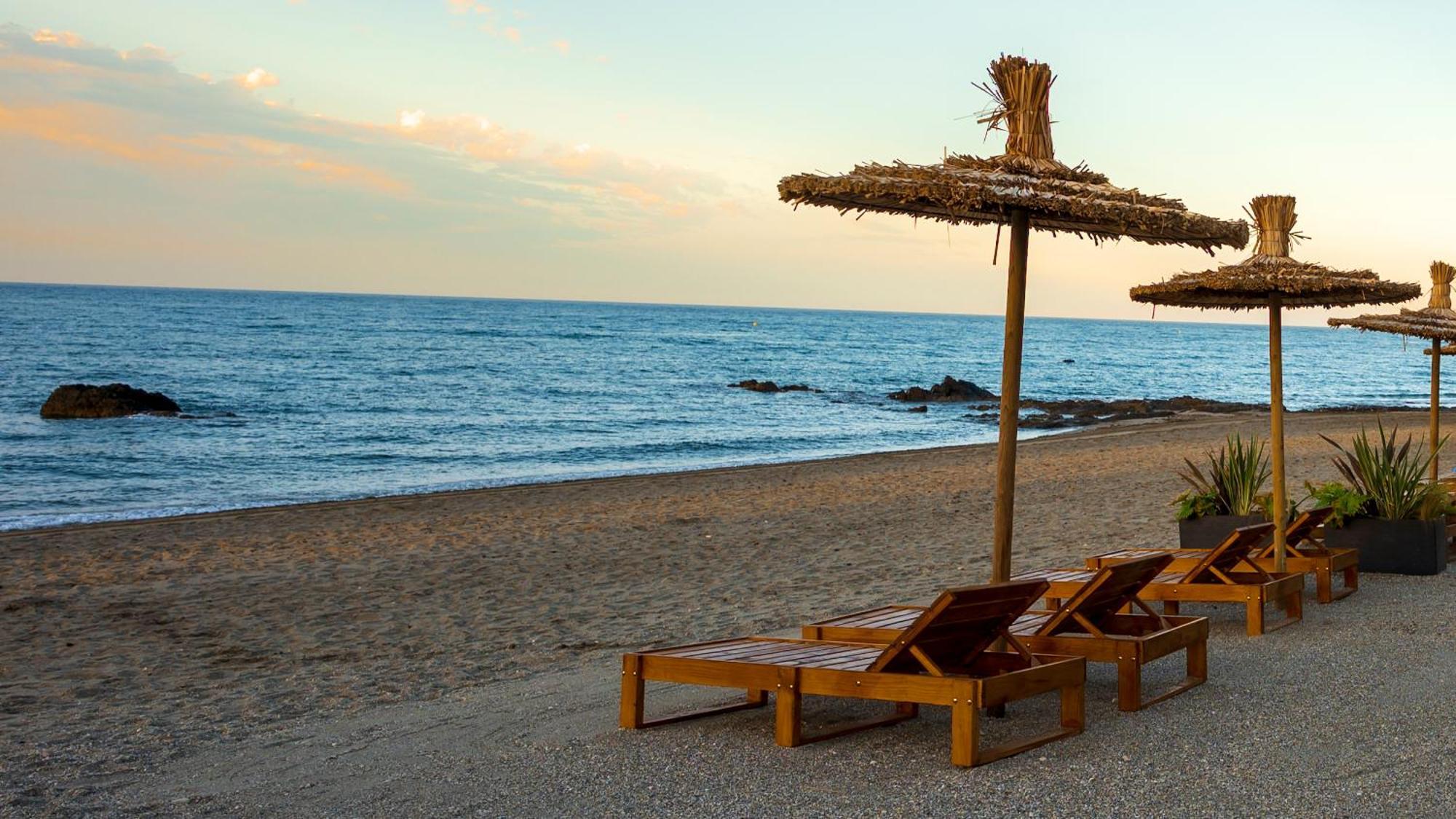 Newly Renovated 2 Bedroom Beachfront House Apartment *
