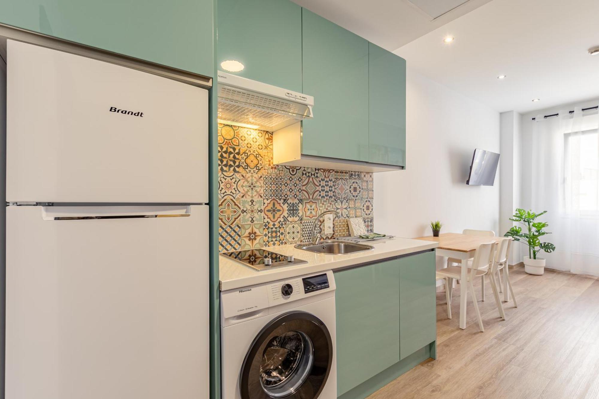 25 With Free Parking And Pool Apartment