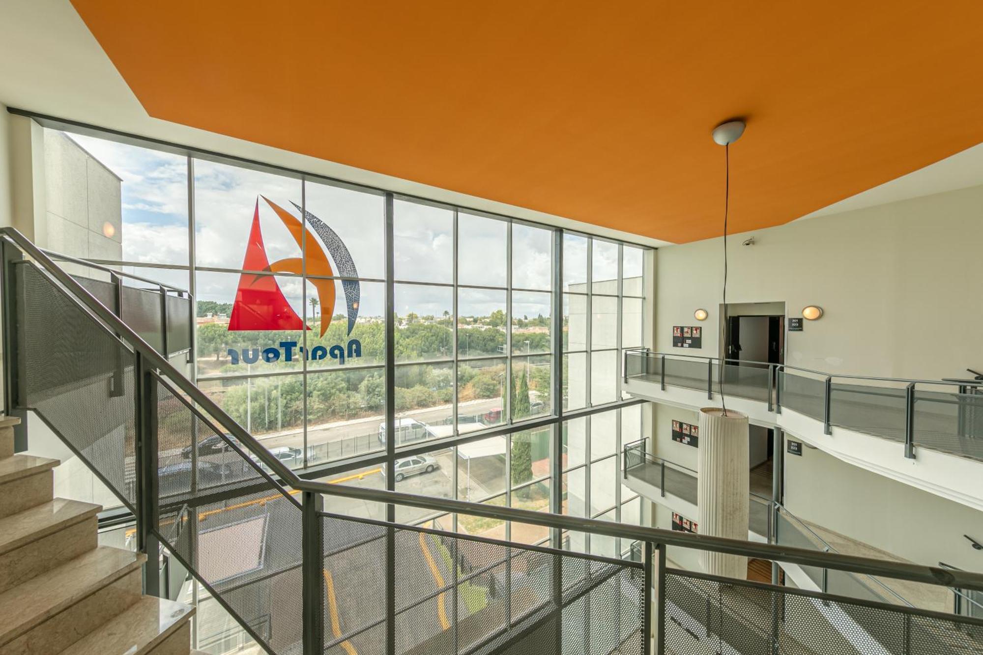 25 With Free Parking And Pool Apartment