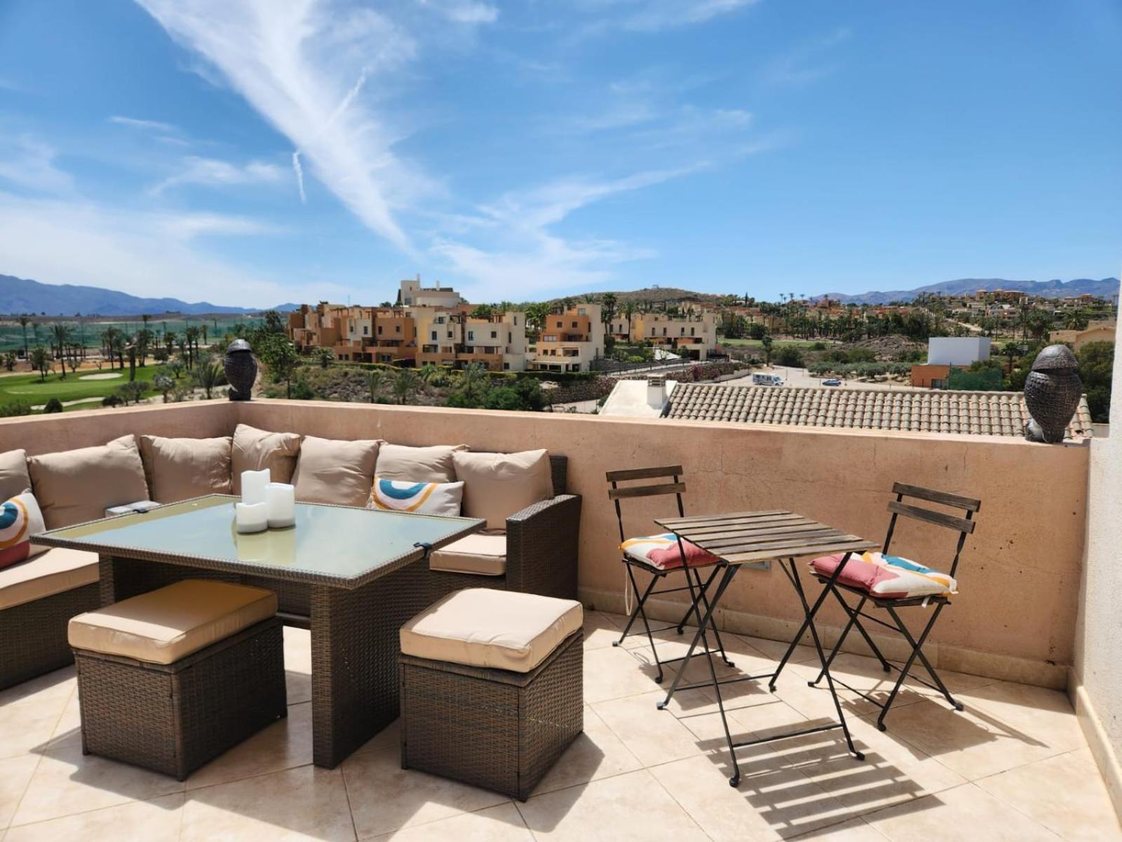 Atico Esquinero Con Preciosas Vistas Al Valle Del Golf Con Piscina Comunitaria!