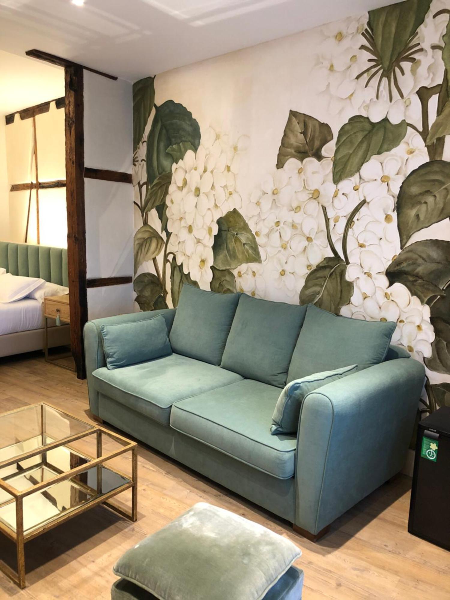 Boutique Adolfo