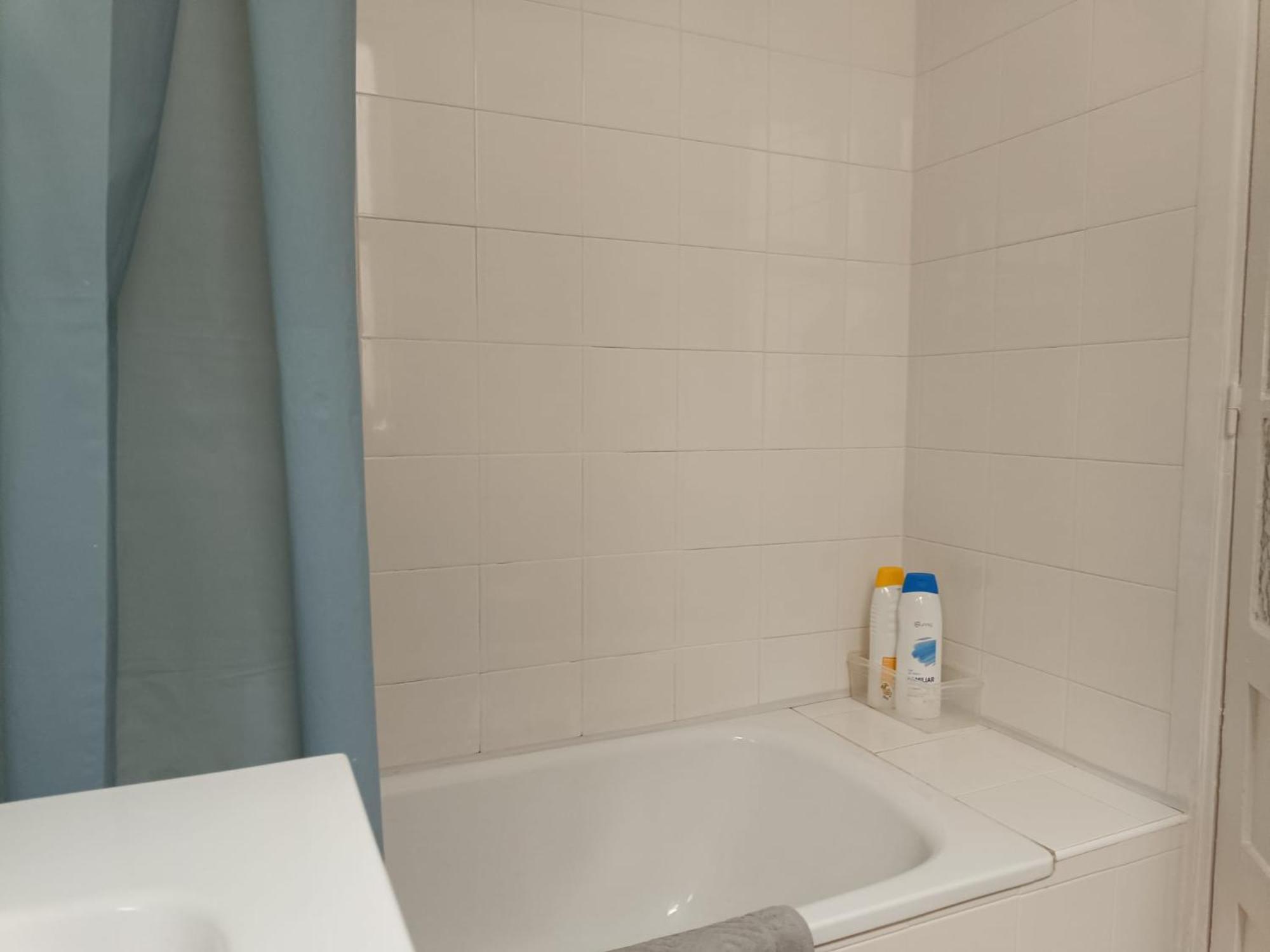 Apartamento Piso Antiguo, Muebles Viejos, Muy Sencillo, Alquilado En Invierno A Estudiantes, Sin Ascensor, Cocina Antigua A Gas, Edificio Muy Antiguo