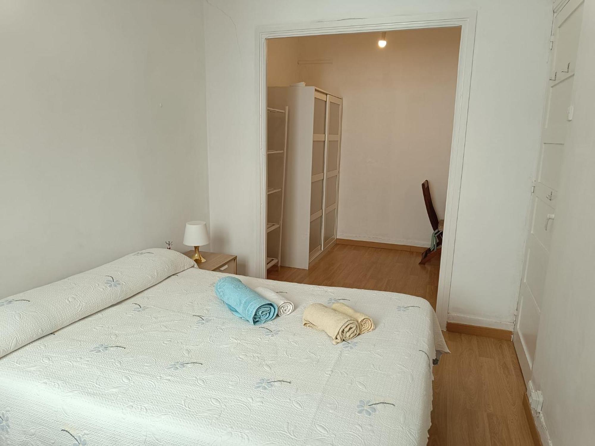 Piso Antiguo, Muebles Viejos, Muy Sencillo, Alquilado En Invierno A Estudiantes, Sin Ascensor, Cocina Antigua A Gas, Edificio Muy Antiguo * A Coruña