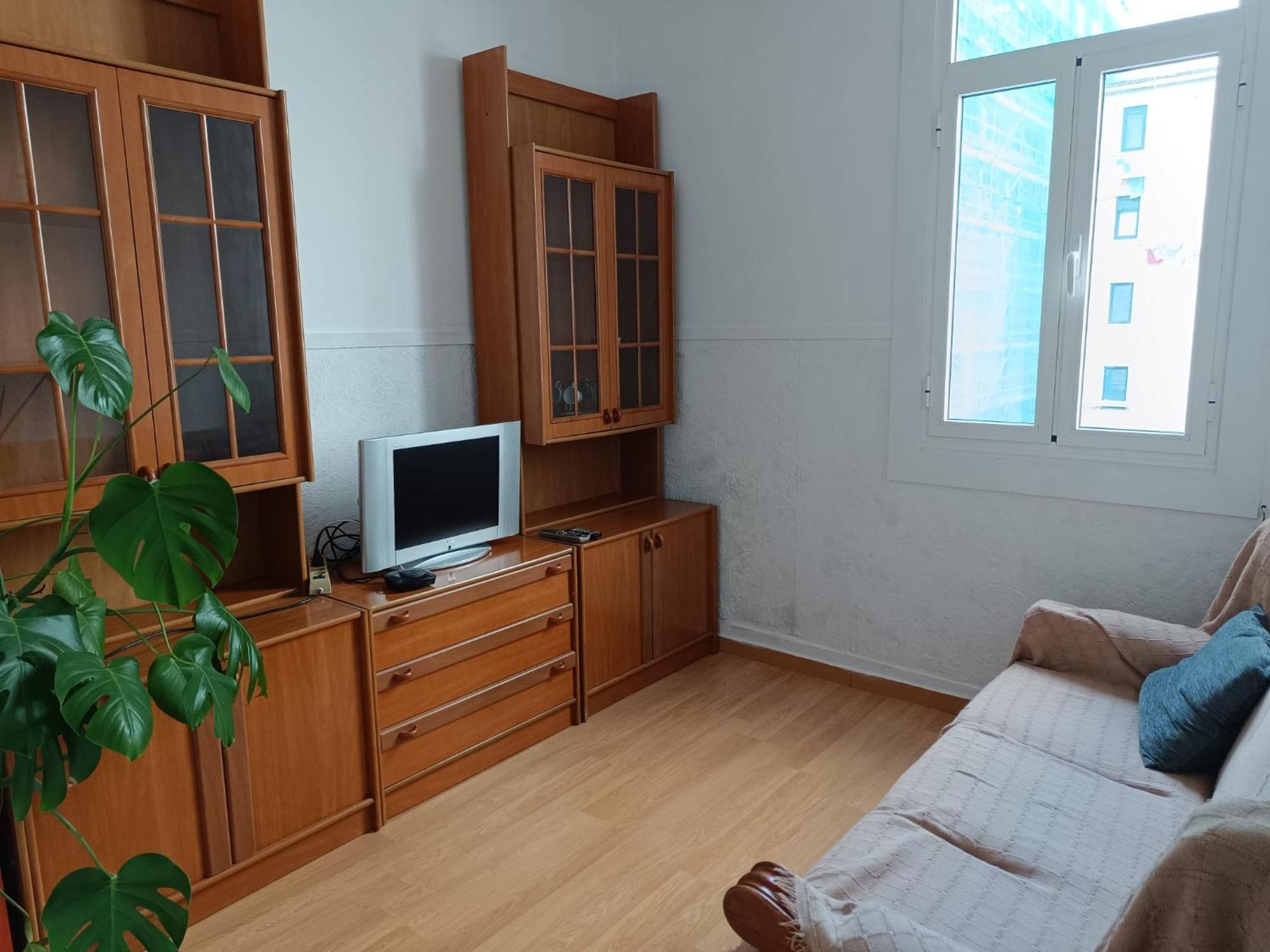 Piso Antiguo, Muebles Viejos, Muy Sencillo, Alquilado En Invierno A Estudiantes, Sin Ascensor, Cocina Antigua A Gas, Edificio Muy Antiguo