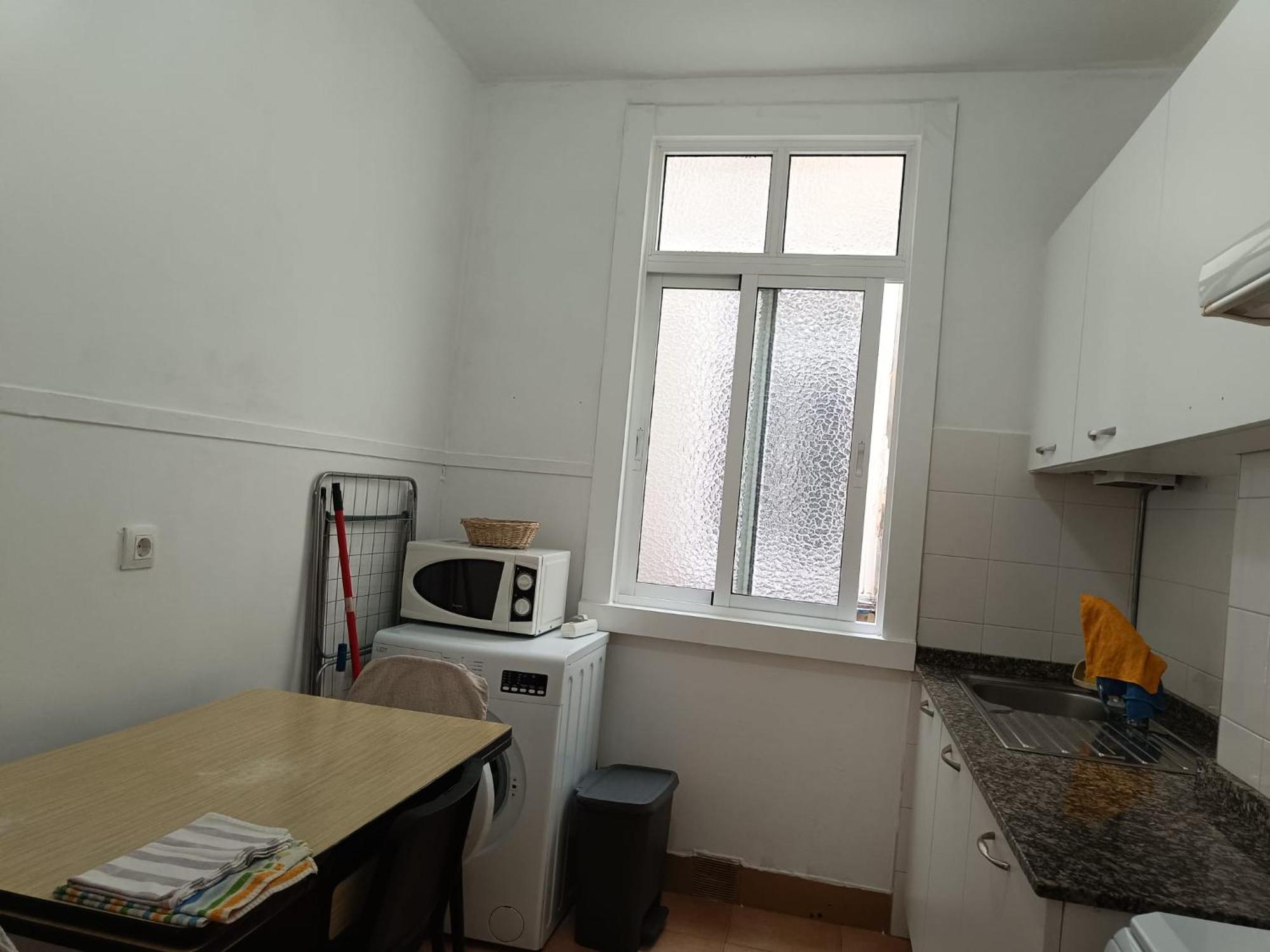 Piso Antiguo, Muebles Viejos, Muy Sencillo, Alquilado En Invierno A Estudiantes, Sin Ascensor, Cocina Antigua A Gas, Edificio Muy Antiguo