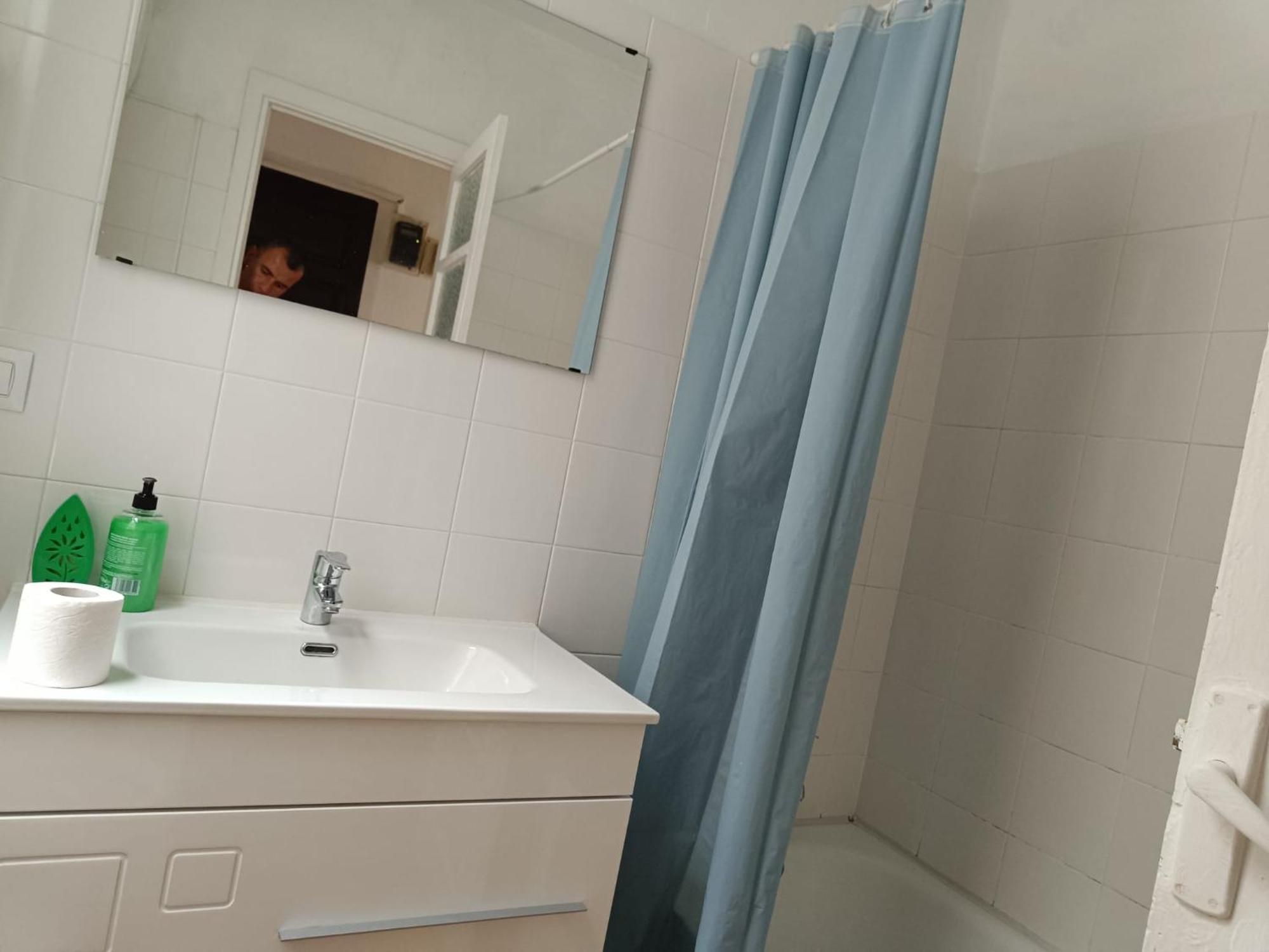 Apartamento Piso Antiguo, Muebles Viejos, Muy Sencillo, Alquilado En Invierno A Estudiantes, Sin Ascensor, Cocina Antigua A Gas, Edificio Muy Antiguo