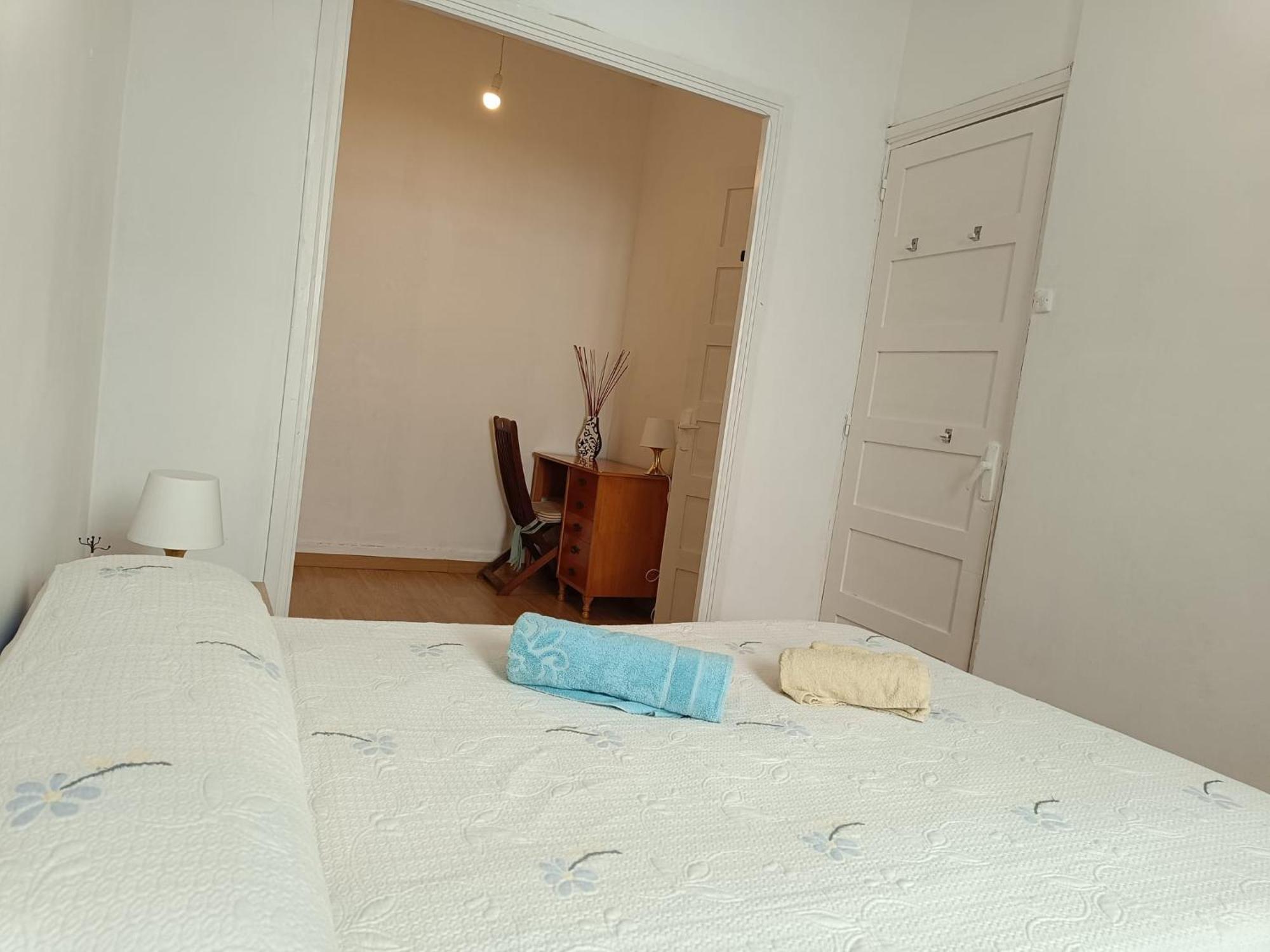 Apartamento Piso Antiguo, Muebles Viejos, Muy Sencillo, Alquilado En Invierno A Estudiantes, Sin Ascensor, Cocina Antigua A Gas, Edificio Muy Antiguo A Coruña