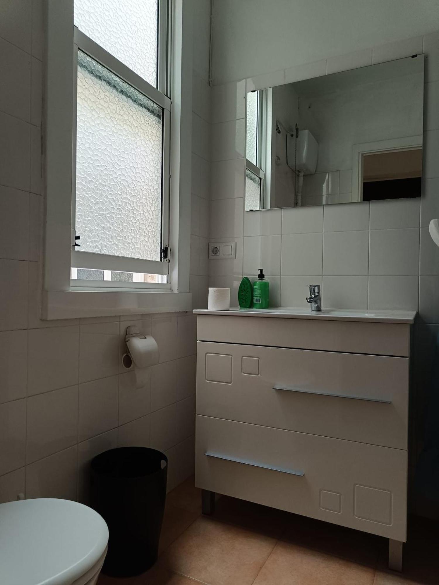 Piso Antiguo, Muebles Viejos, Muy Sencillo, Alquilado En Invierno A Estudiantes, Sin Ascensor, Cocina Antigua A Gas, Edificio Muy Antiguo * A Coruña
