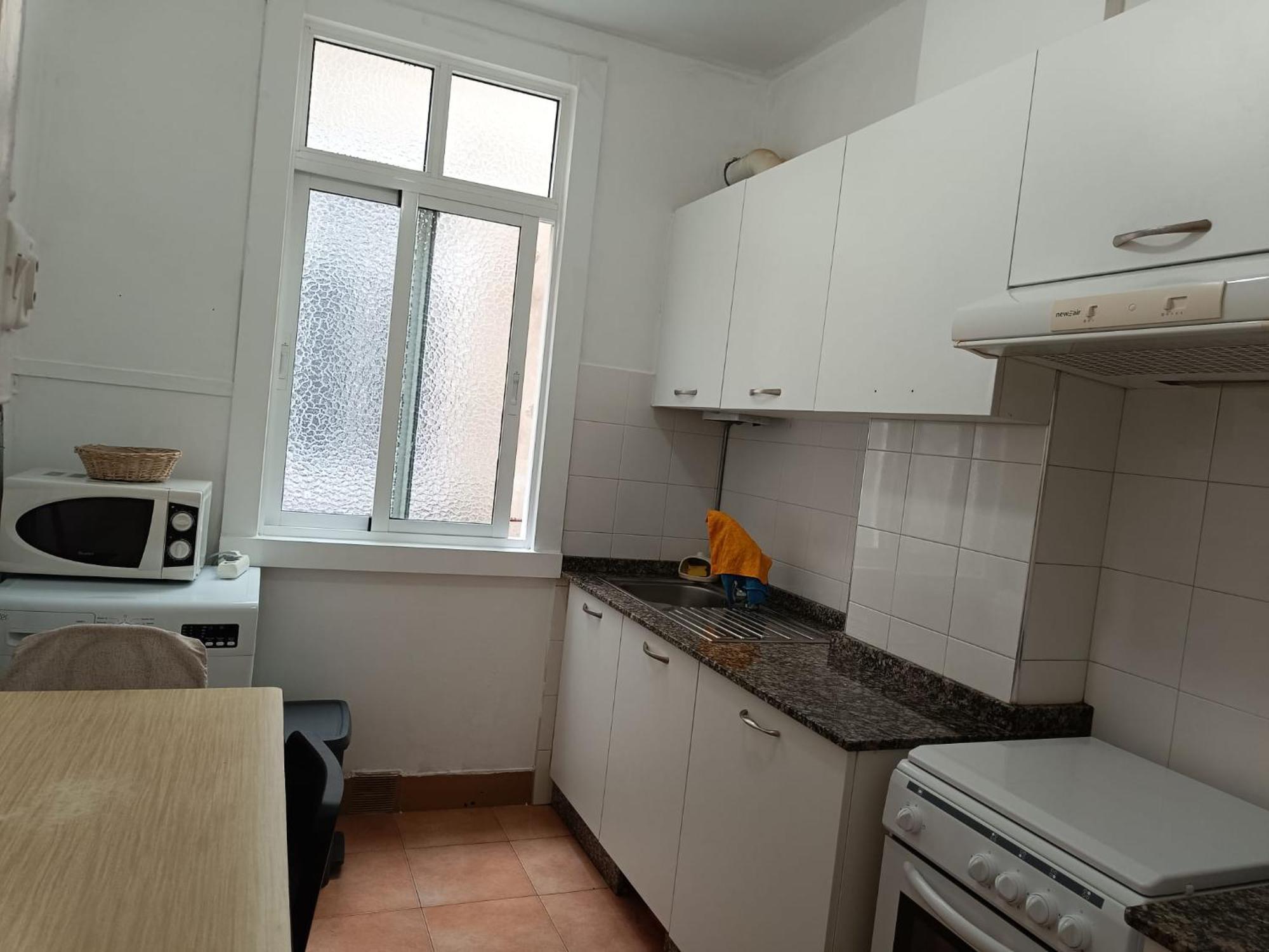 Apartamento Piso Antiguo, Muebles Viejos, Muy Sencillo, Alquilado En Invierno A Estudiantes, Sin Ascensor, Cocina Antigua A Gas, Edificio Muy Antiguo A Coruña