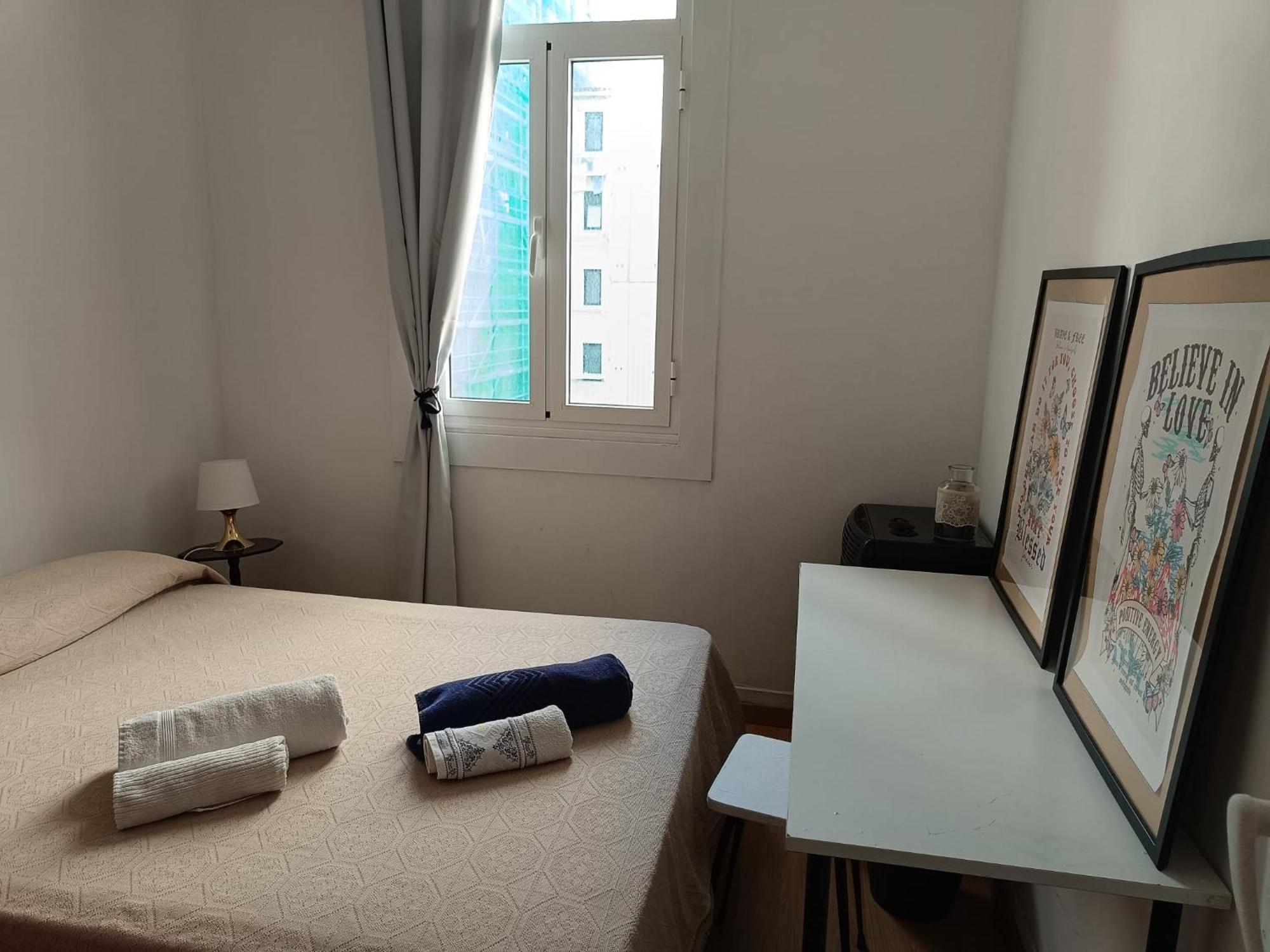 Piso Antiguo, Muebles Viejos, Muy Sencillo, Alquilado En Invierno A Estudiantes, Sin Ascensor, Cocina Antigua A Gas, Edificio Muy Antiguo Apartamento