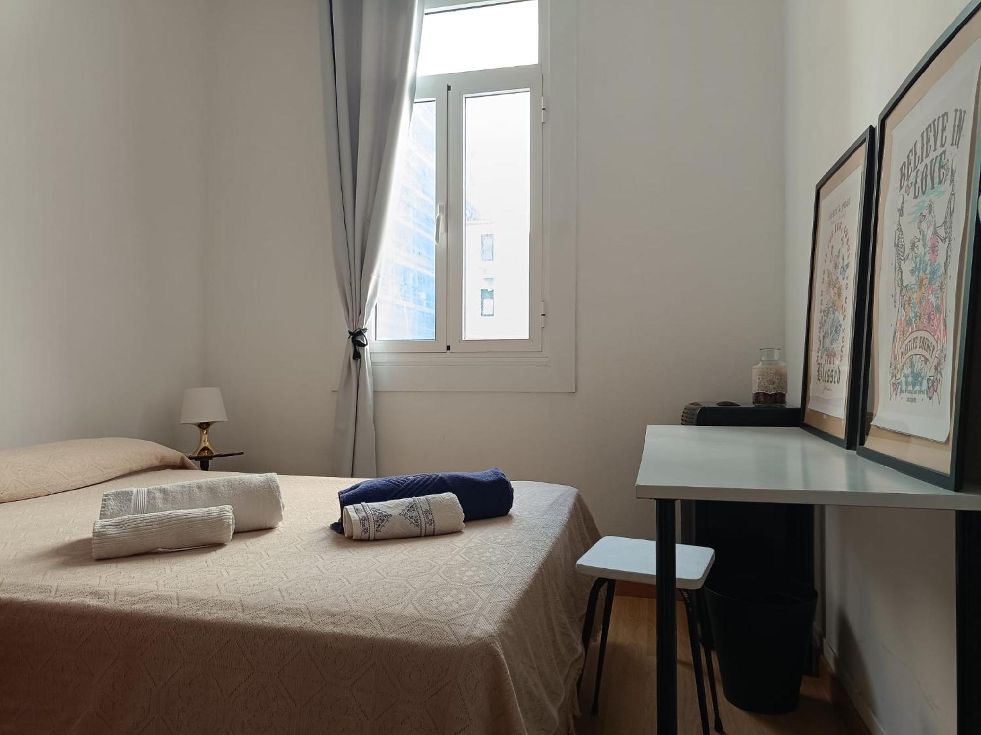 Apartamento Piso Antiguo, Muebles Viejos, Muy Sencillo, Alquilado En Invierno A Estudiantes, Sin Ascensor, Cocina Antigua A Gas, Edificio Muy Antiguo A Coruña