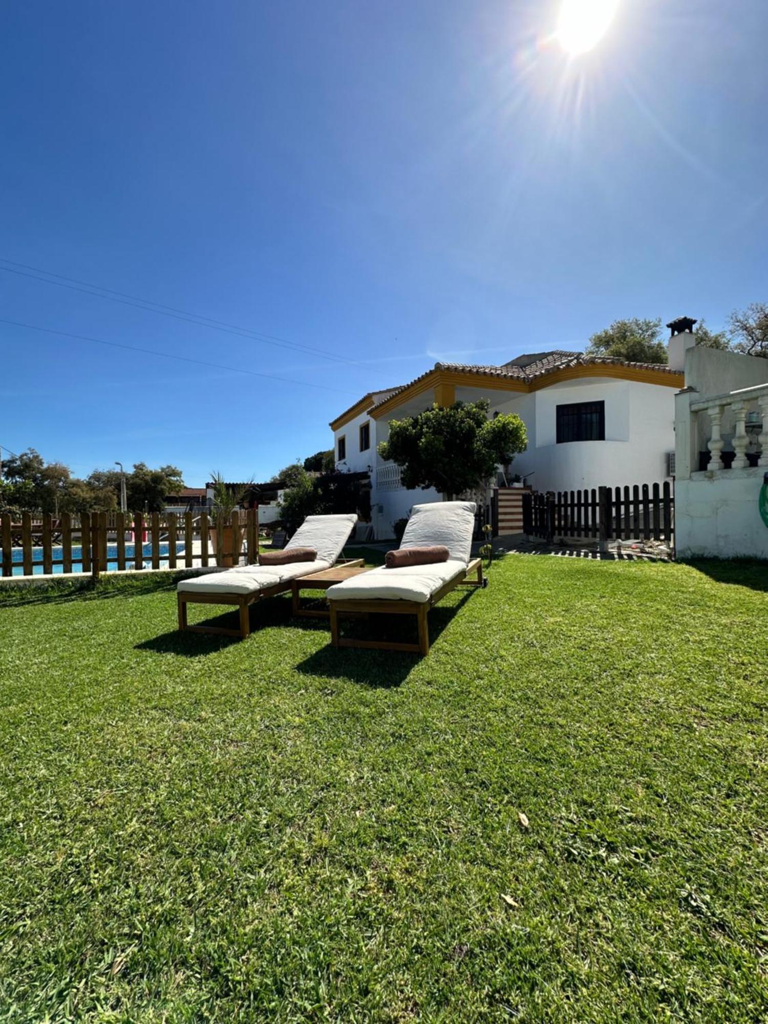 Paraiso De La Luz 7 Bedrooms, Swimming Pool & 4 Bathrooms Villa *
