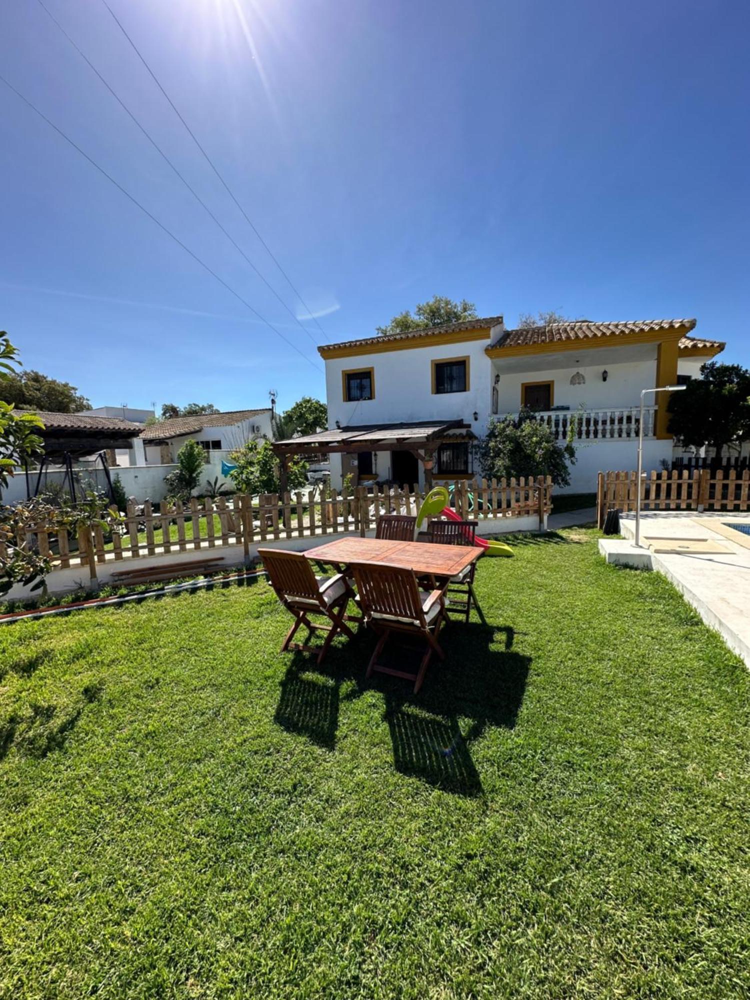 Villa Paraiso De La Luz 7 Bedrooms, Swimming Pool & 4 Bathrooms *