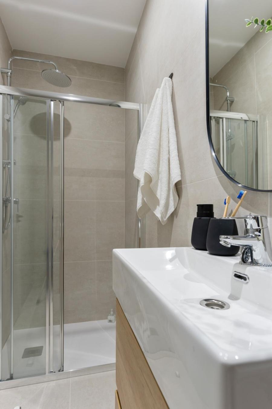 Matisse, Totalmente Reformado Y Modernista Apartamento Gijón