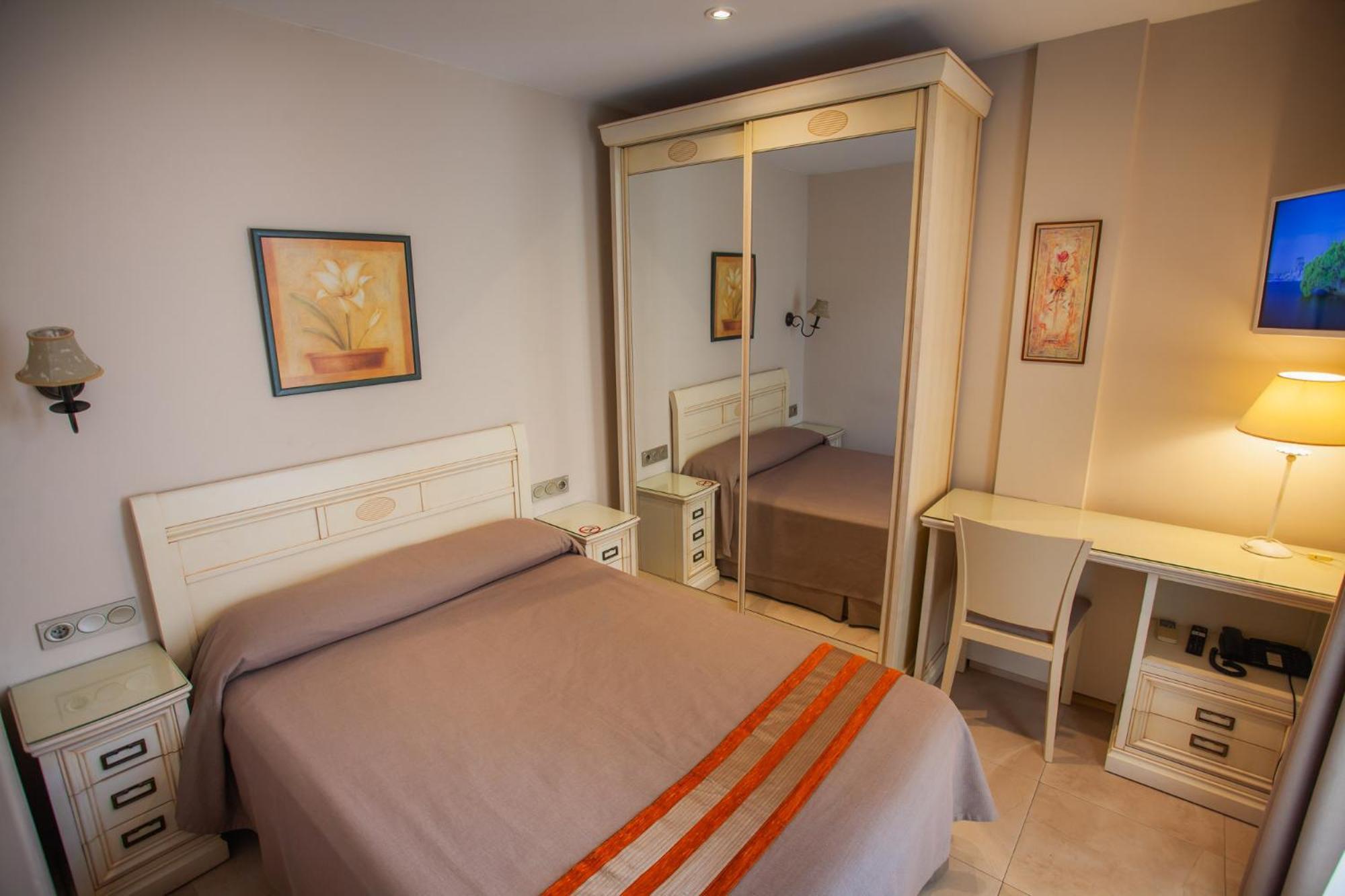 Hotel Versalles Granja de Rocamora