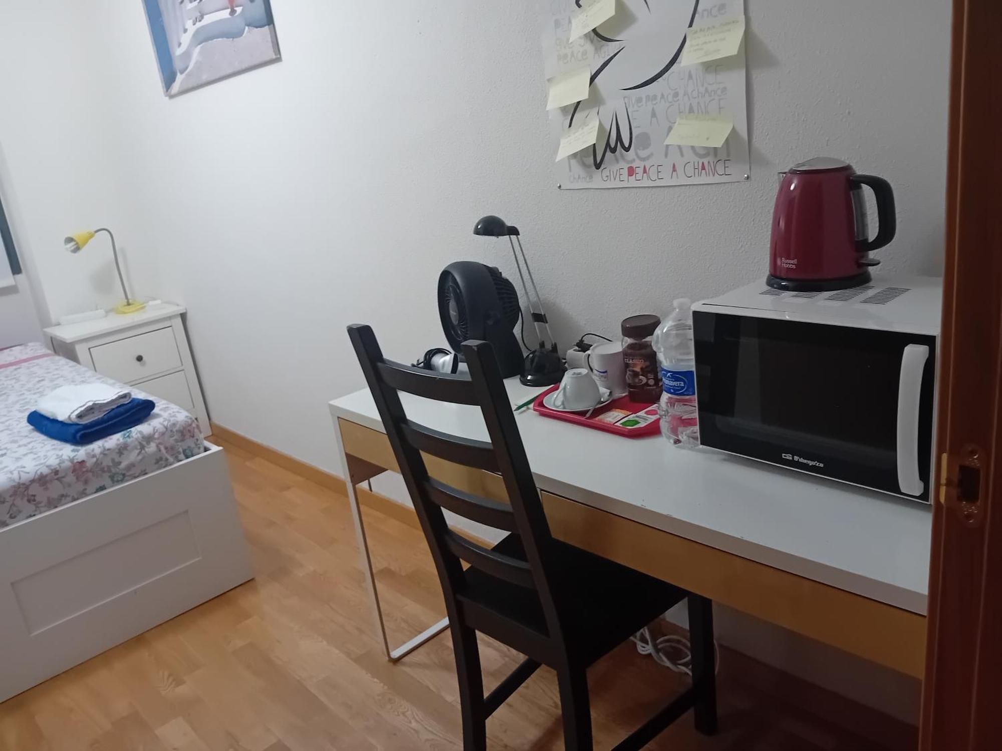 Habitación en casa particular Individuales Wifi Tv Microondas Cerca Del Aeropuerto Madrid Grande Wc Privado O Pequena Wc Compartido Muy Tranquilas Bien Comunicadas Tren Metro Bus Facil Aparcamiento San Sebastian De Reyes San Sebastián de los Reyes