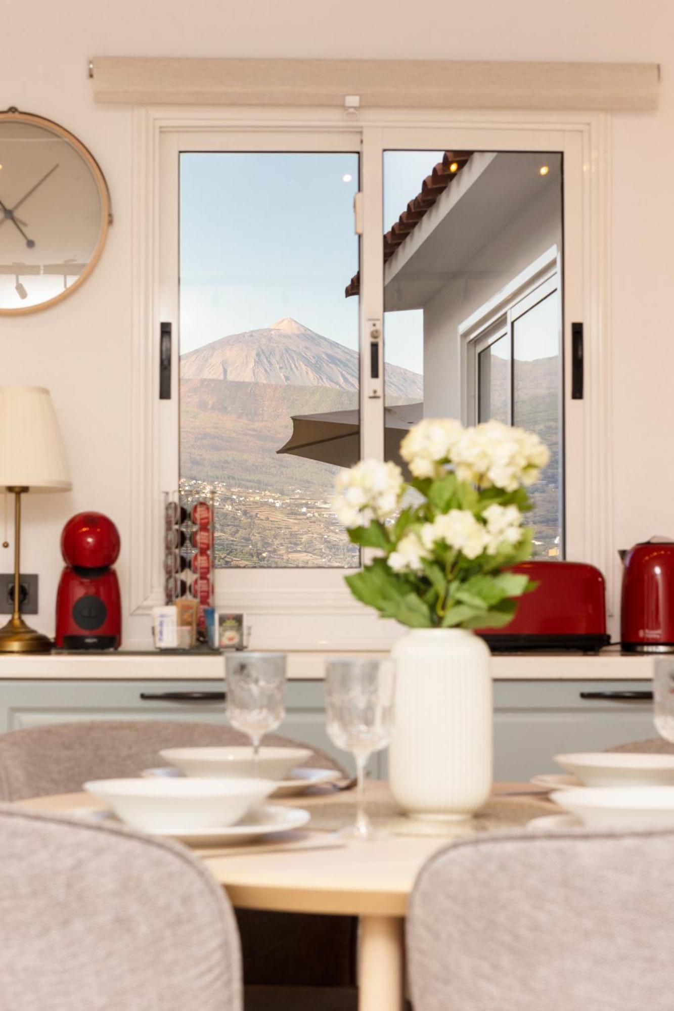 Elegant, Comfortable Penthouse With Scenic Views Apartment *