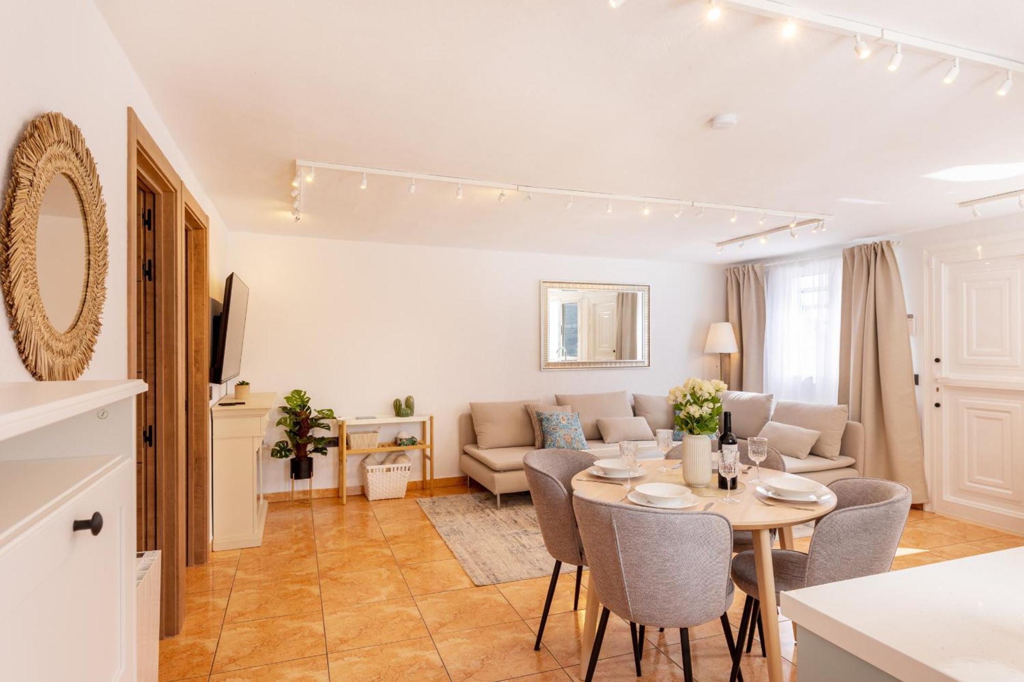Elegant, Comfortable Penthouse With Scenic Views Apartment *