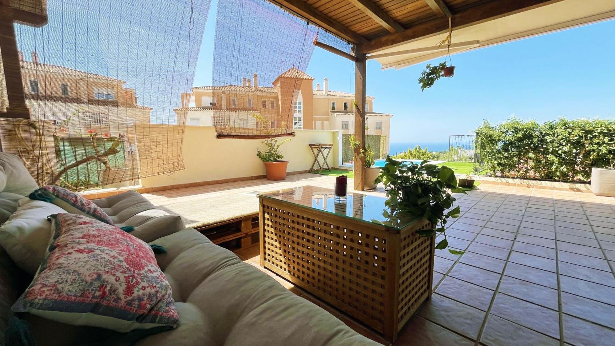 Gran Terraza Con Vistas Al Mar Y Piscina Apartamento