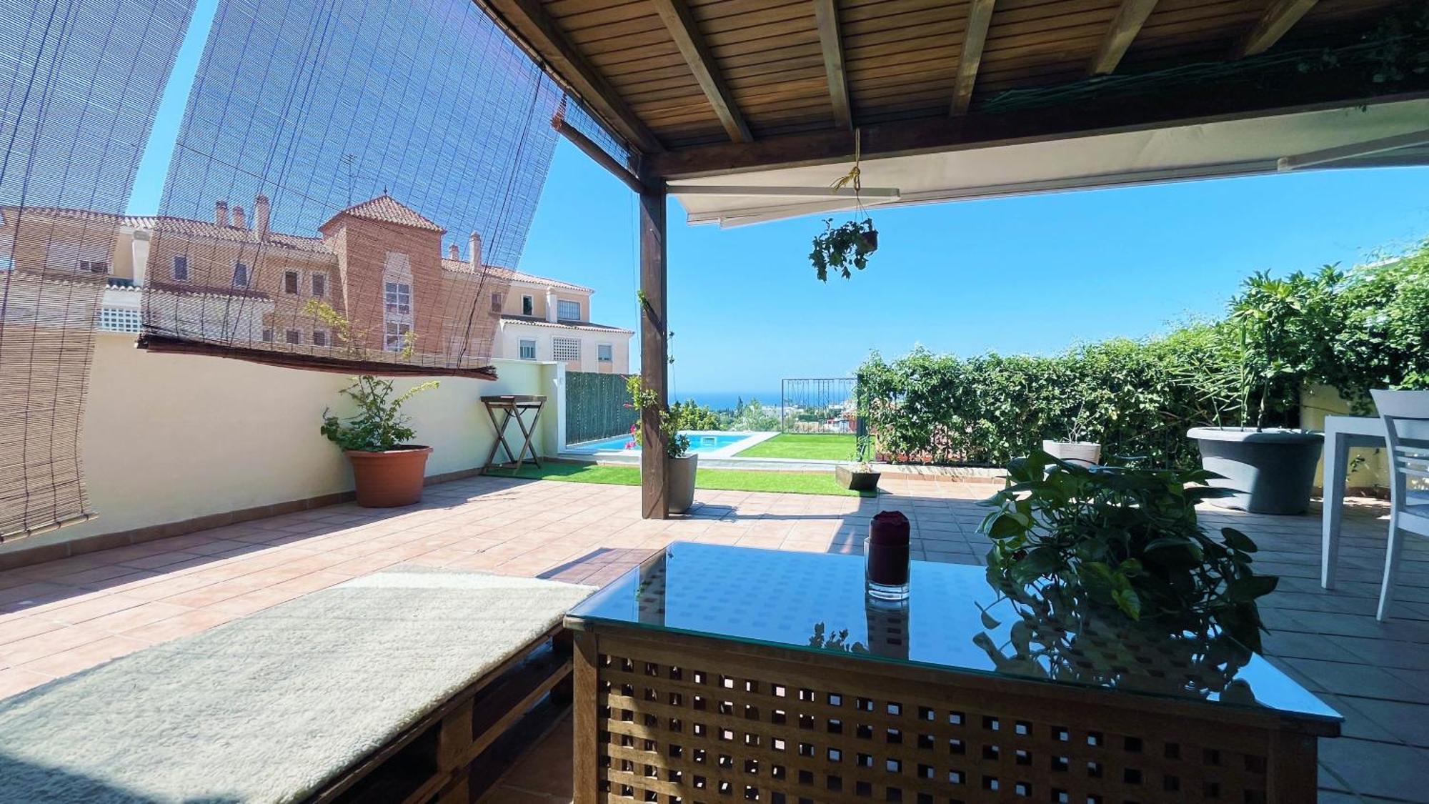 Gran Terraza Con Vistas Al Mar Y Piscina Apartamento