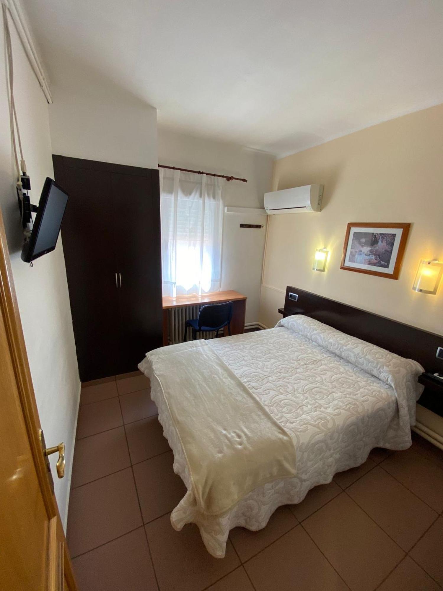 Alegret Hotel *