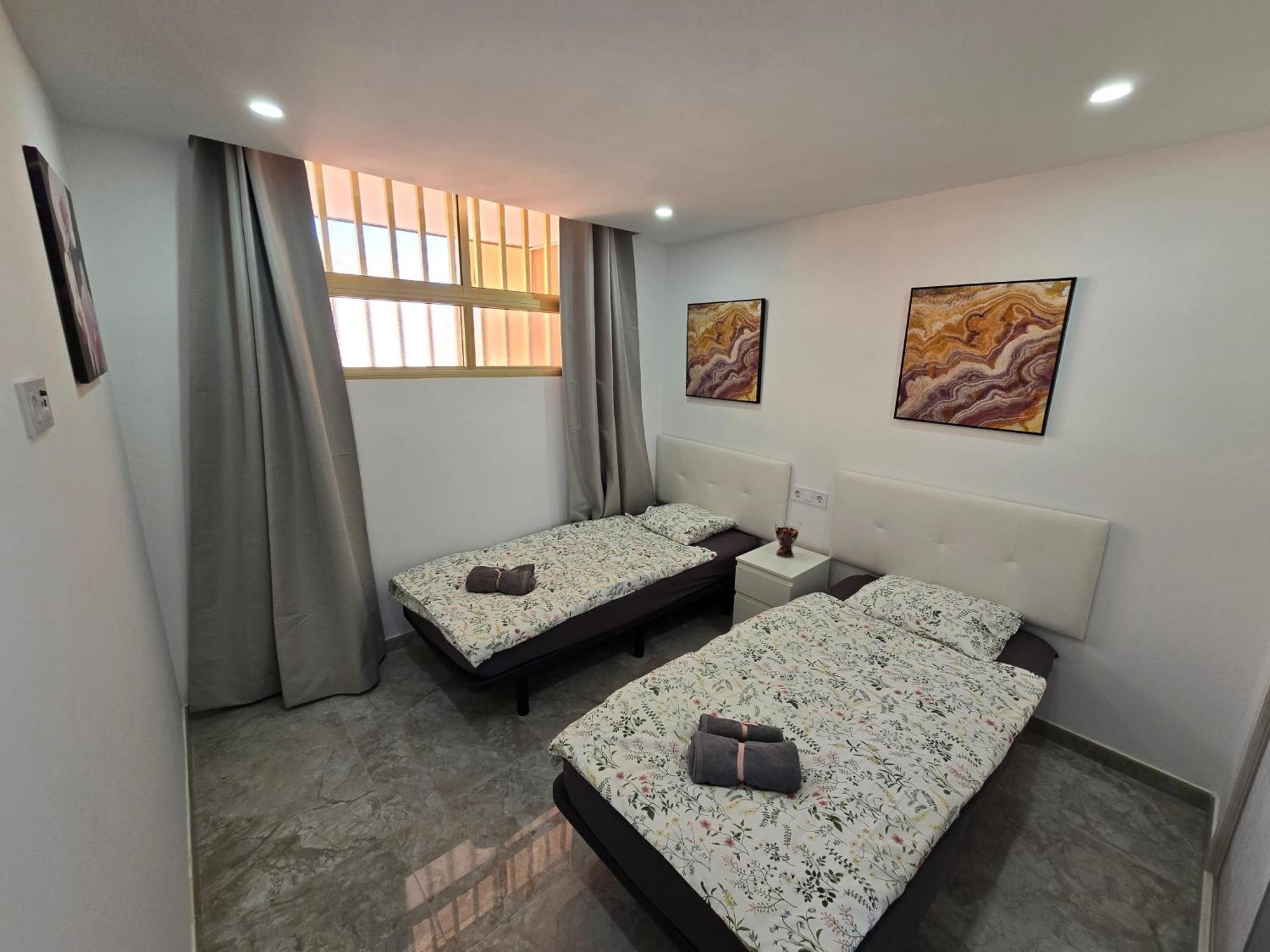 Apartment Exclusive Eden, Marble Floor, Luxury Bathroom, Heated Pool, Close To Centre, Sea View, Balcony