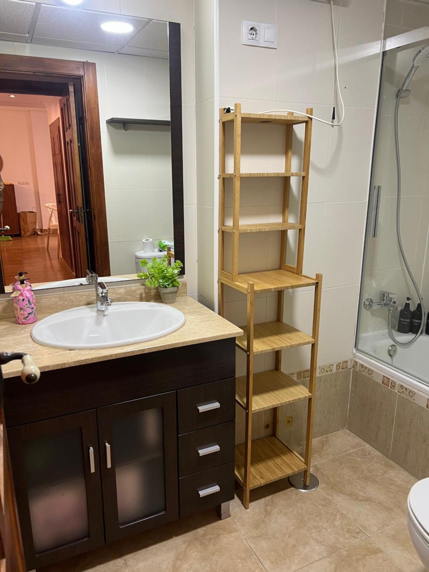 Piso Con Ac, Piscina Y Pista De Padel Y Tenis En *