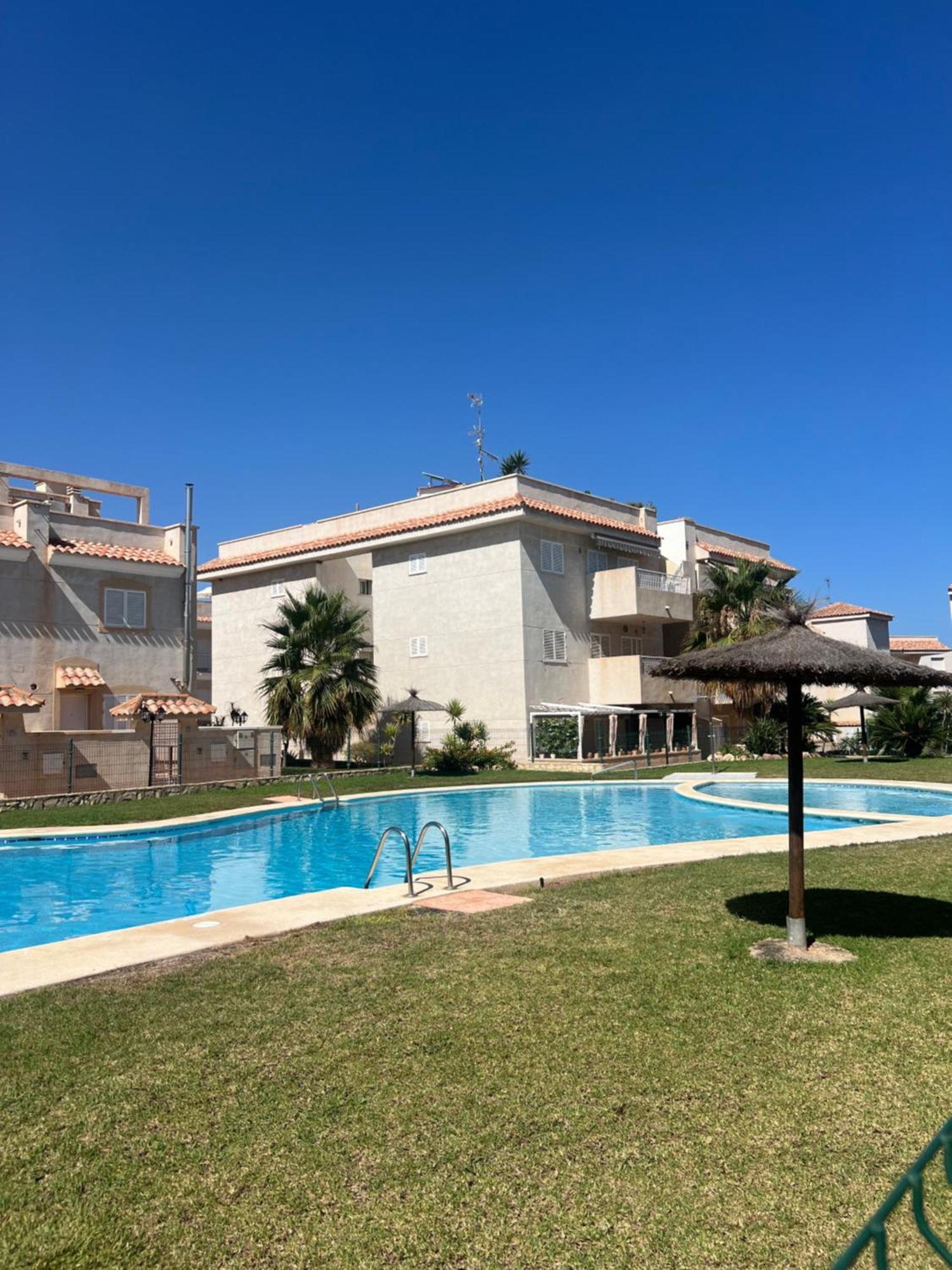 Piso Con Ac, Piscina Y Pista De Padel Y Tenis En * Águilas