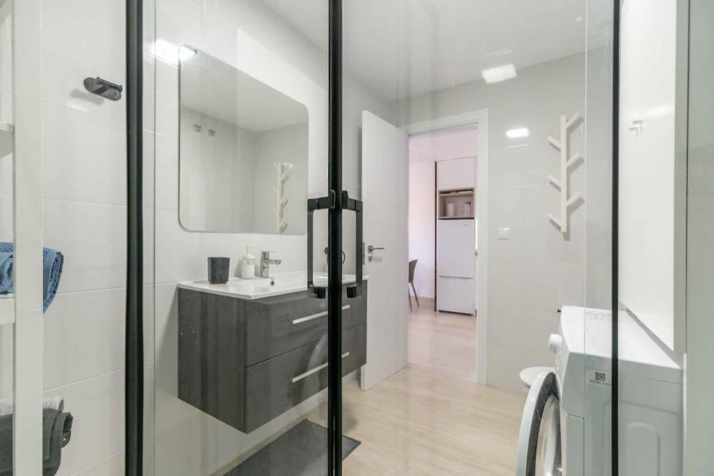 118 - Modern Beachfront Apartment *