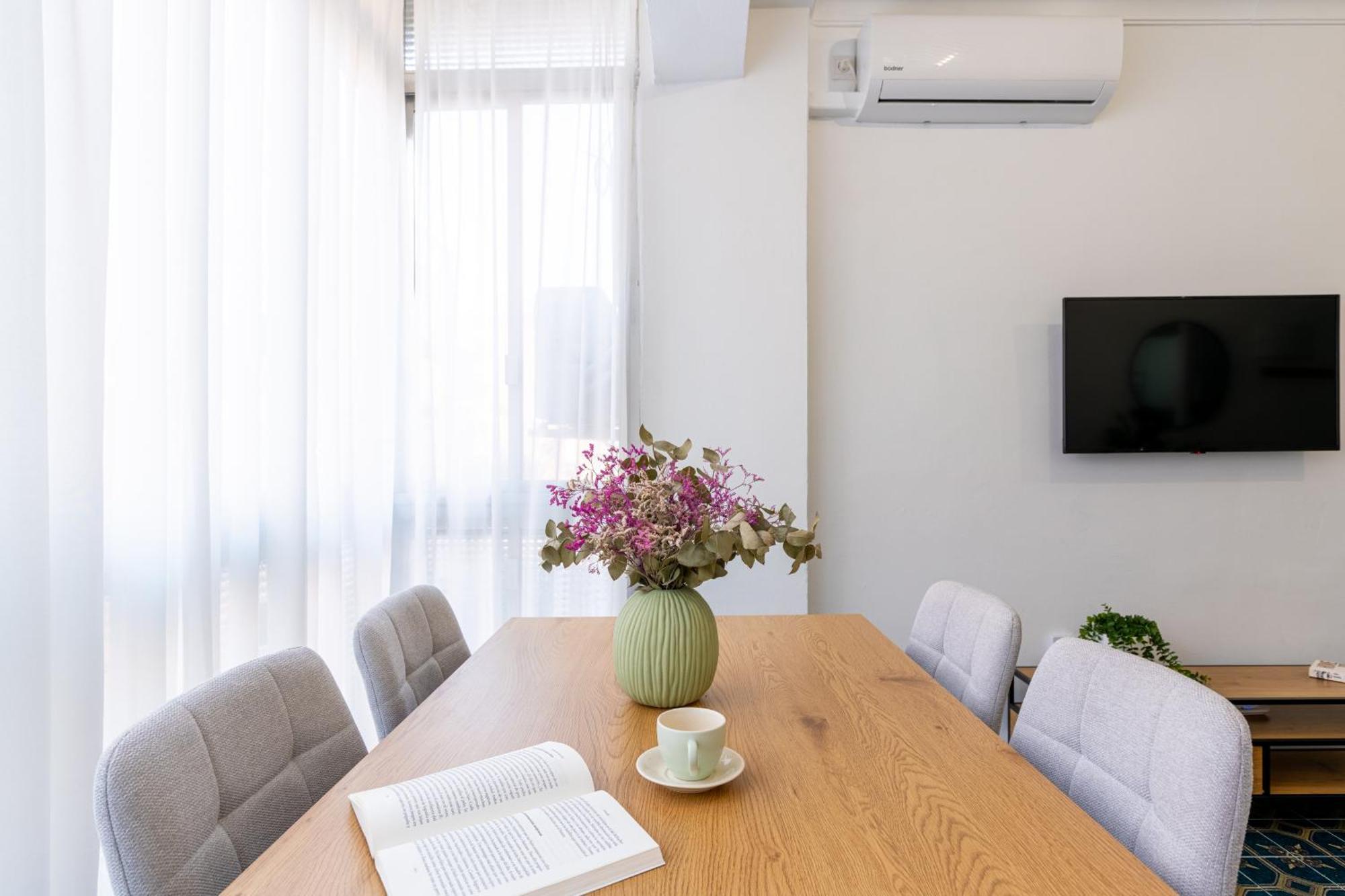 Piso Elegante Y Nuevo De 3 Y 2 Banos Apartamento *
