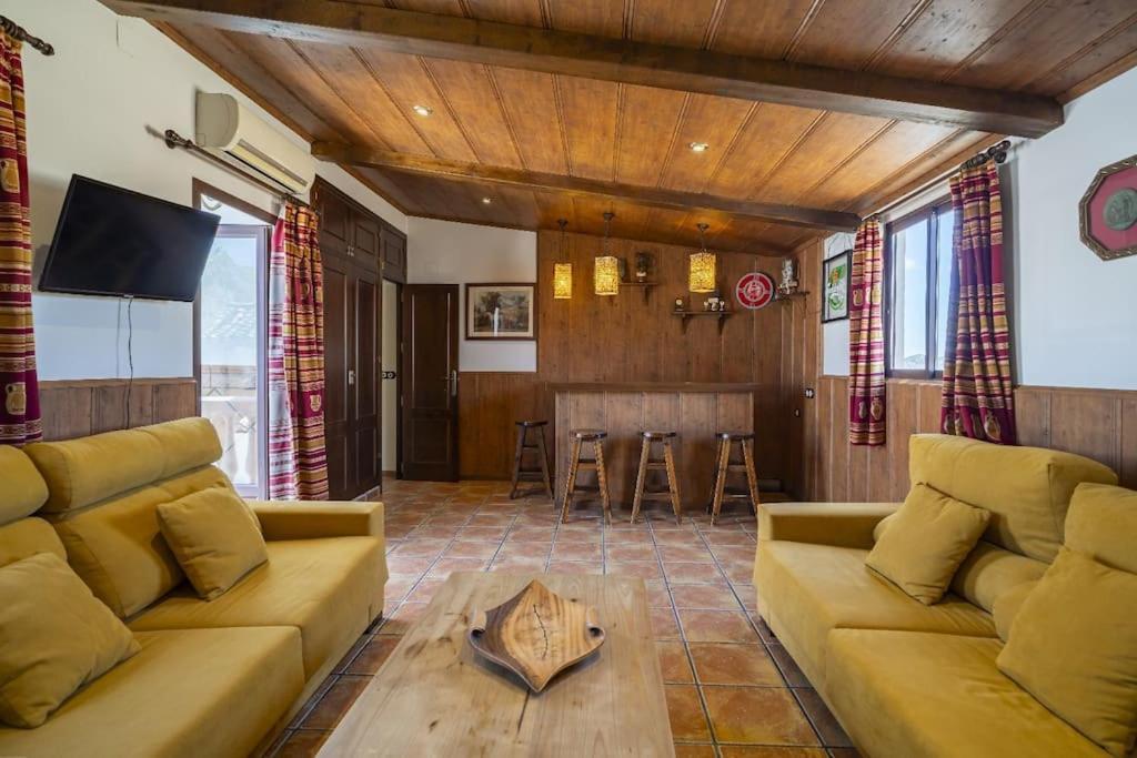 Casa Con Patio Y Terraza En Barrio Historico De La Villa, Junto Al Adarve Priego De Cordoba