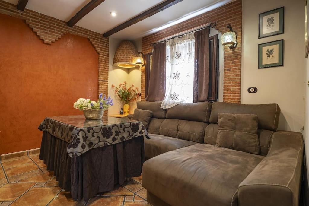 Casa Con Patio Y Terraza En Barrio Historico De La Villa, Junto Al Adarve