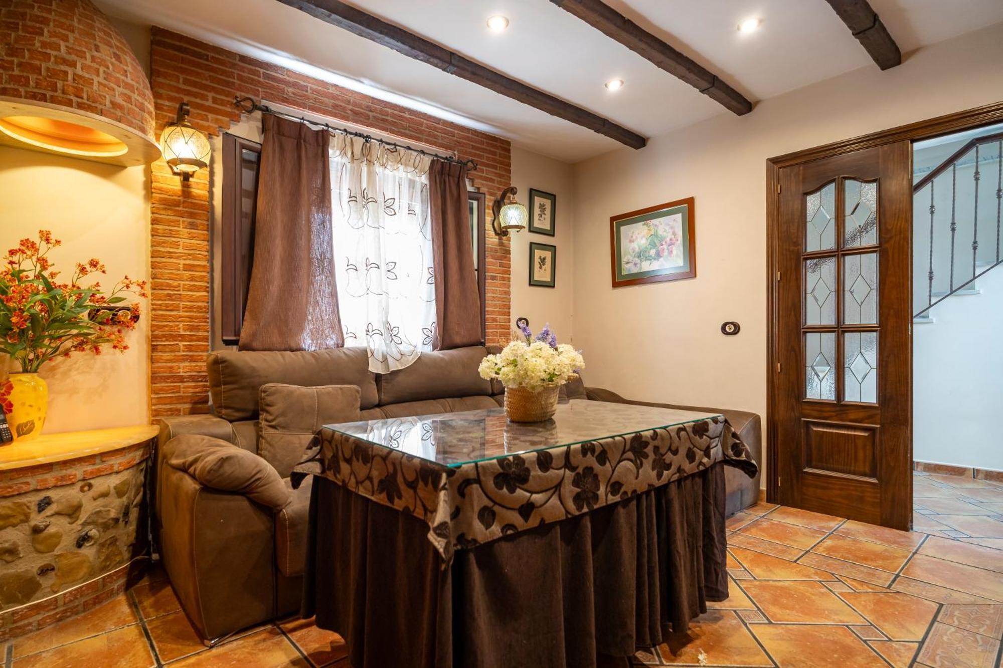 Casa Con Patio Y Terraza En Barrio Historico De La Villa, Junto Al Adarve *
